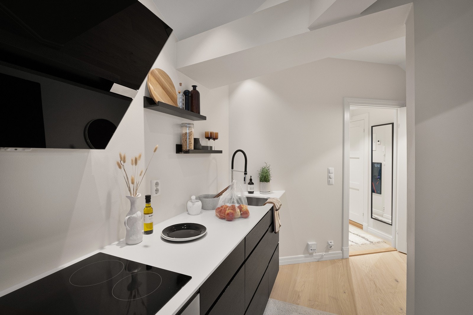 Hvitevarene skal du få med deg, herunder: Integrert kjøleskap med fryser, induksjonskoketopp, stekeovn, og ikke minst oppvaskmaskin. Galleribilde