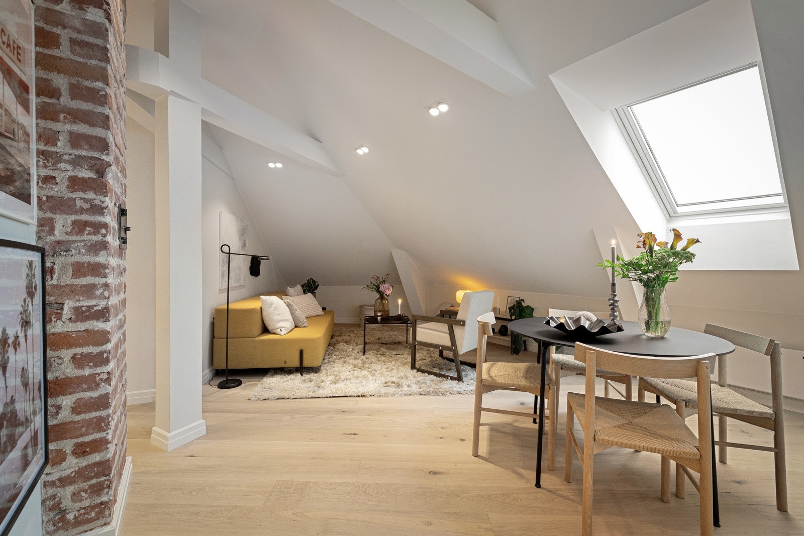 Det er så deilig å bo i øverste etasje, uten naboer over. Her har du privat atmosfære uten innsyn. Galleribilde