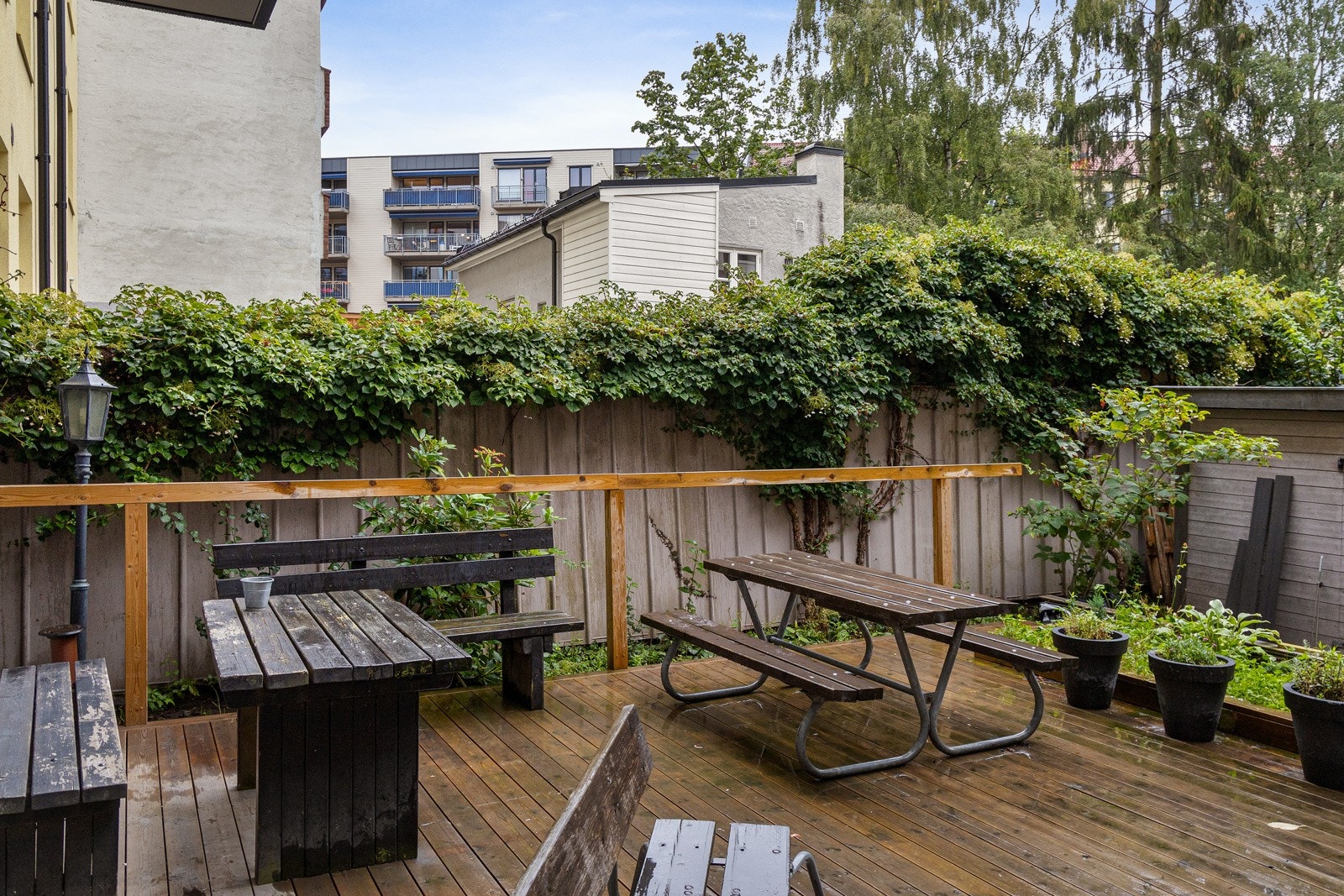 Gårdsrommet er egentlig kjempekoselig, vi hadde bare maks uflaks med været. Her er hyggelige sittegrupper, i skjermet og lukket gårdsrom. Galleribilde