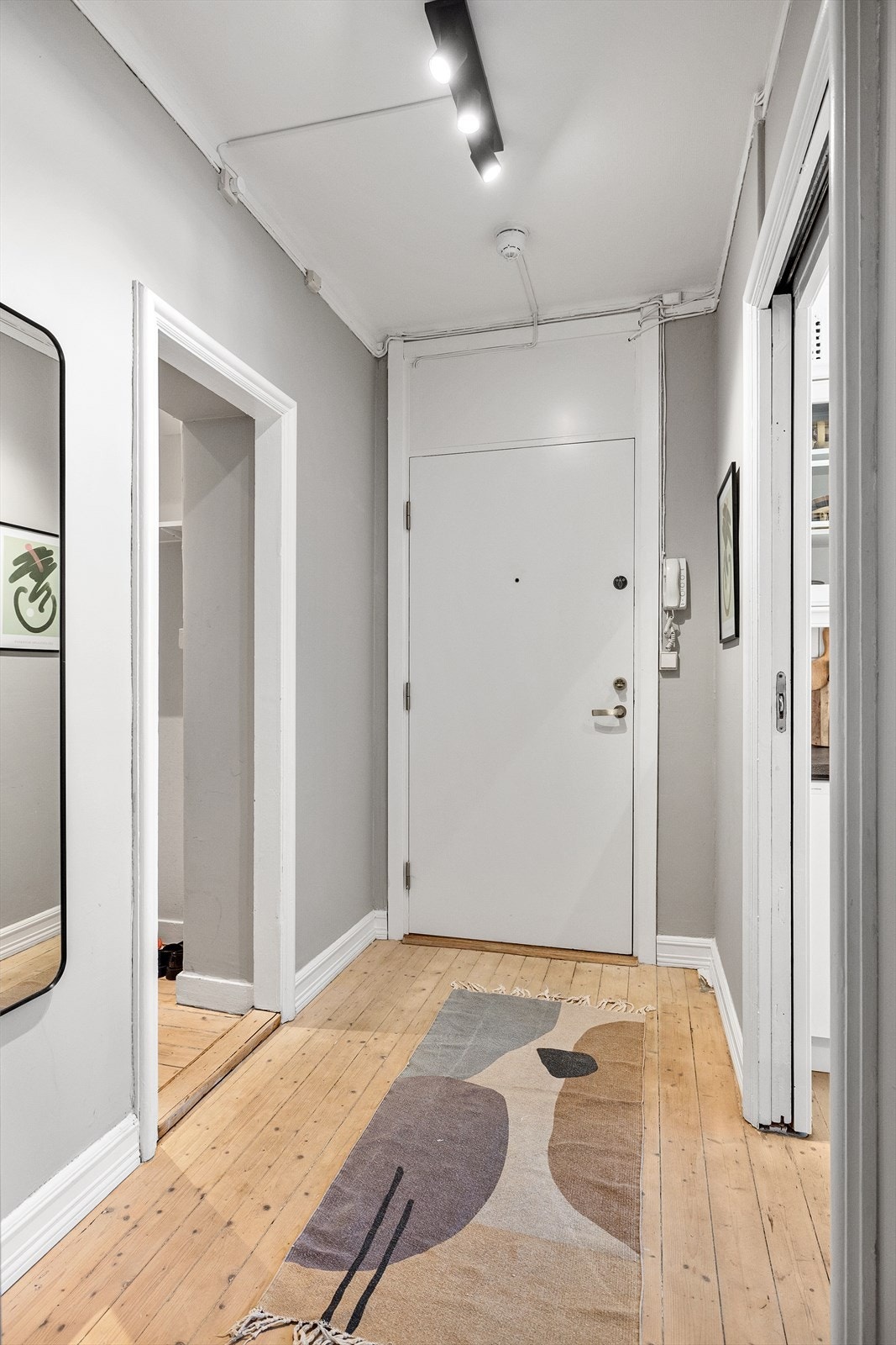 - Entréen er lys og innbydende med adgang til en praktisk walk-in garderobe - Galleribilde