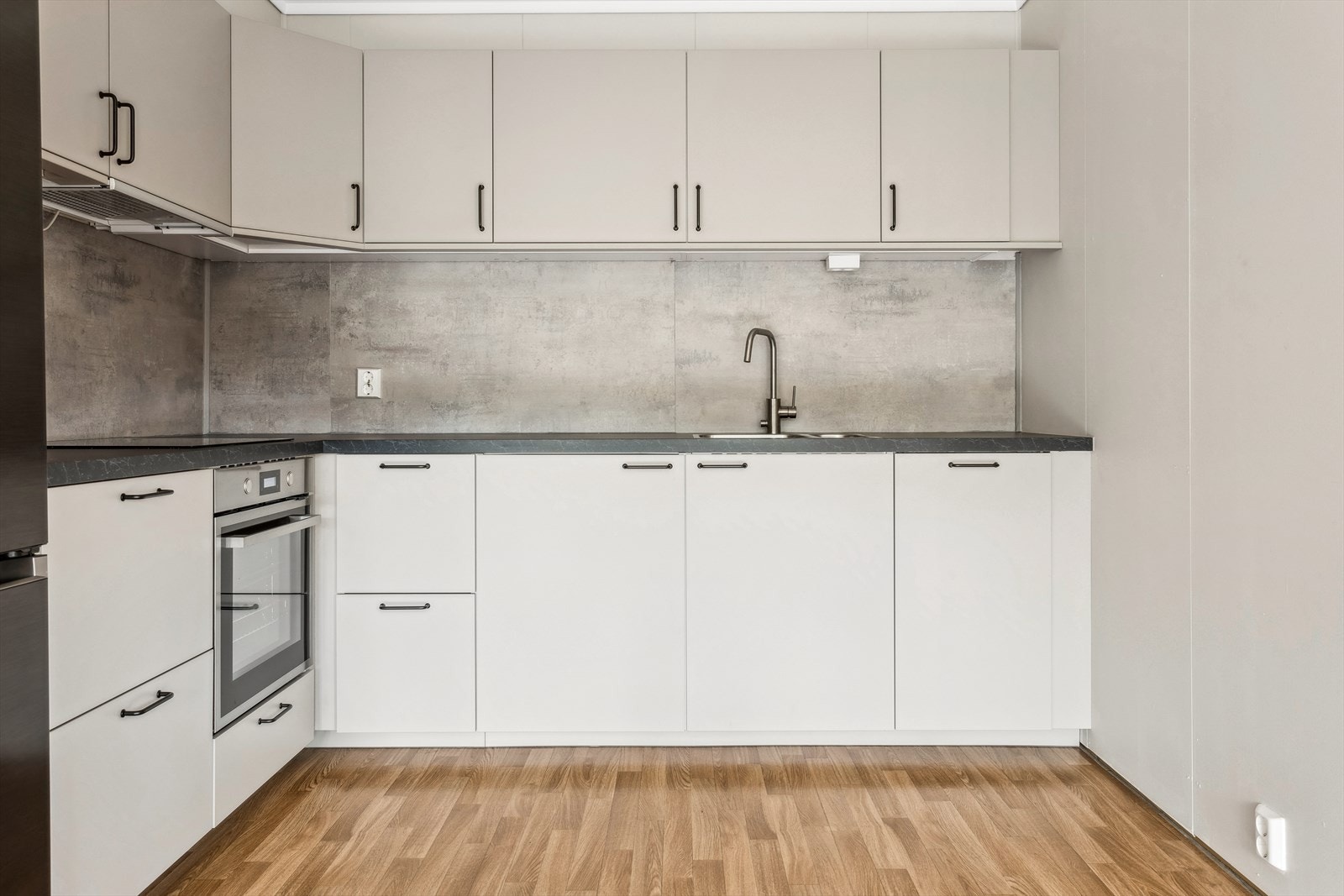 Kjøkkenet har en pen innredning bestående av folierte skrog med slette fronter og laminert benkeplate. Galleribilde