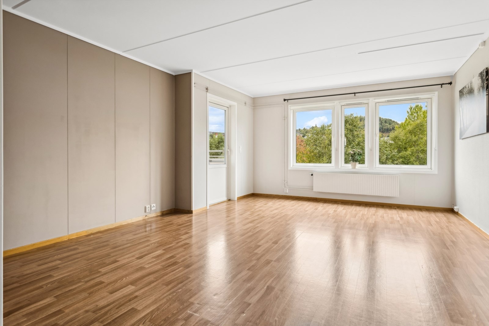 Stuen har store vindusflater som gir mye naturlig lysinnslipp og bidrar til en behagelig romfølelse. Åpen løsning mot kjøkken. Galleribilde