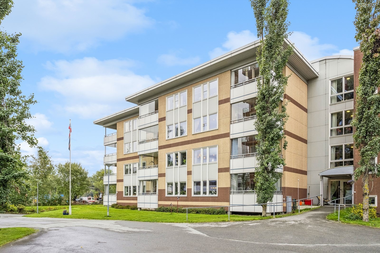 DNB Eiendom v/ Jørgen Bratberg Michaelsen tlf. 47613726 ønsker deg velkommen til Borettslaget Tempe Seniorboliger og Tempeveien 11A - En flott og pent oppusset 2-roms seniorleilighet med sentral beliggenhet. Galleribilde