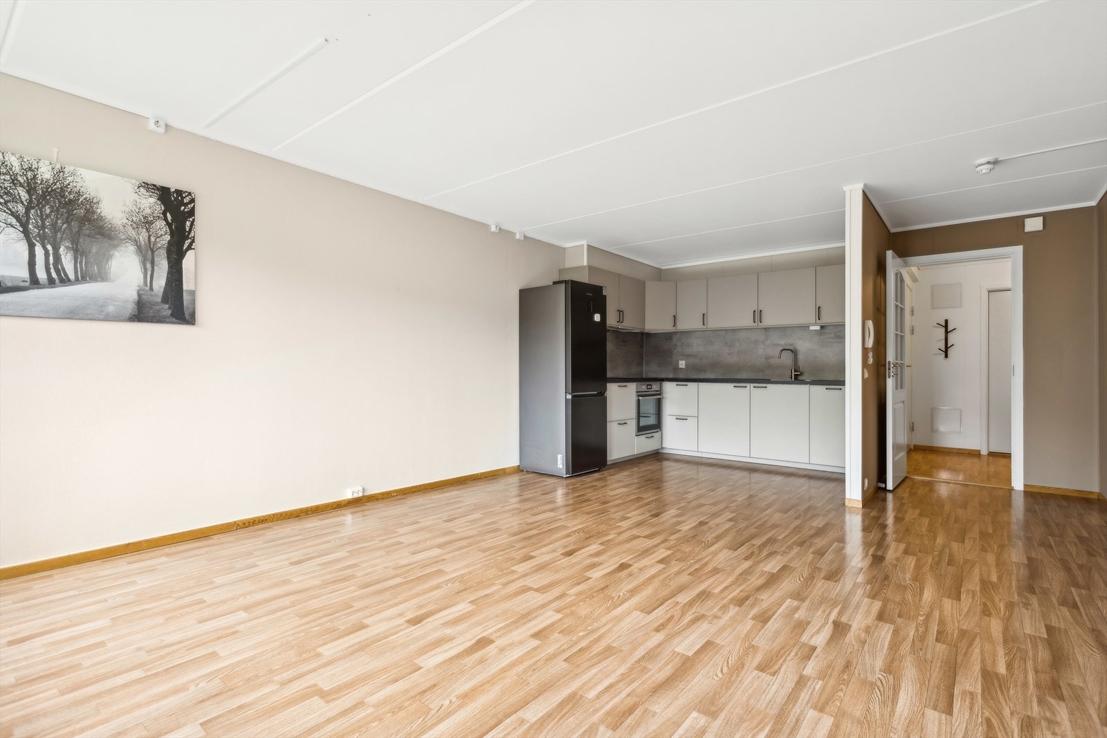 Leiligheten varmes opp via fjernvarme og kostnadene vedr. dette er inkludert i de månedlige felleskostnadene. Galleribilde