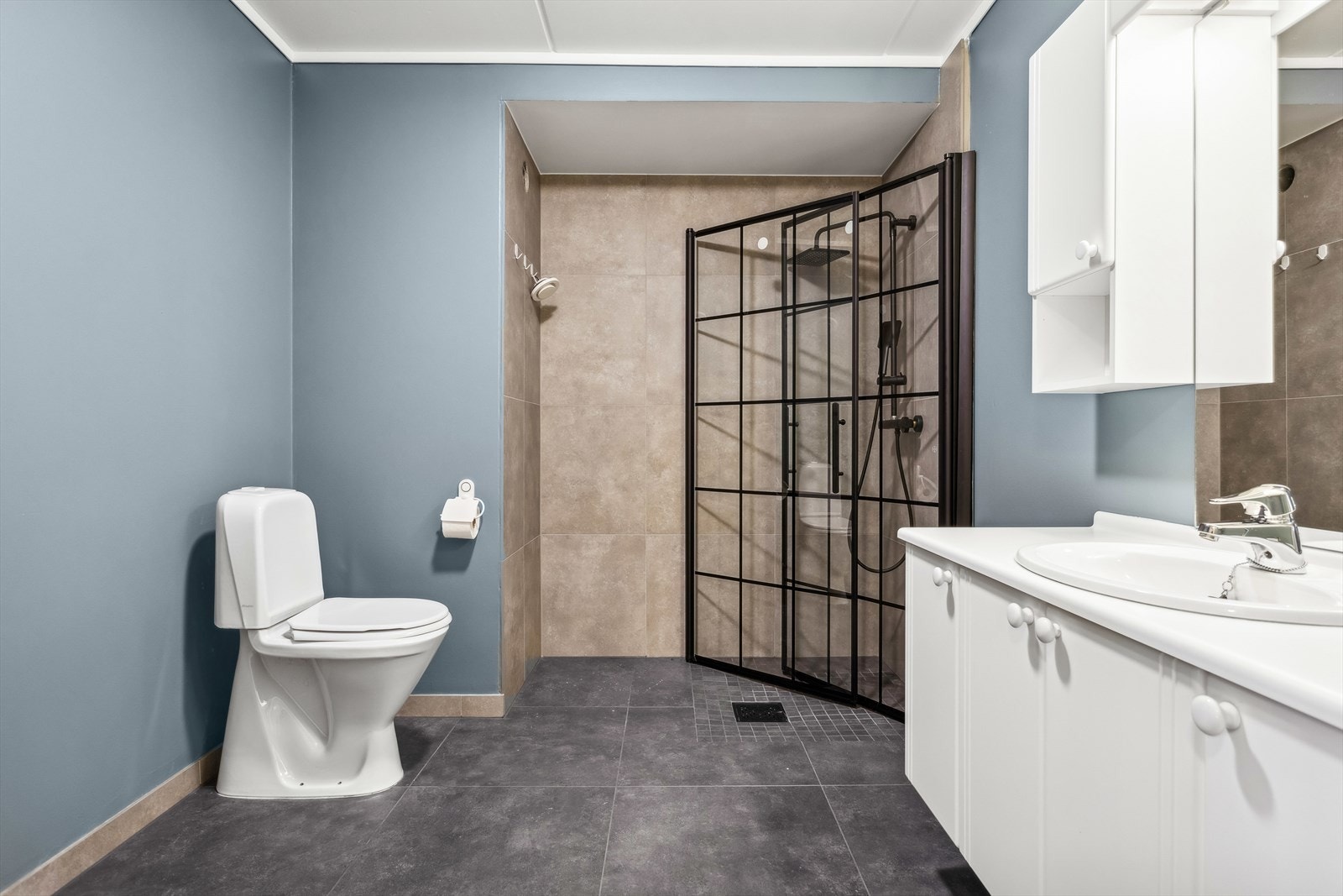 Leiligheten har et meget flott oppgradert baderom på ca 6,2 m² som har flis på gulv, flis, sokkelflis og malte slette vegger samt malt slett himling. Galleribilde