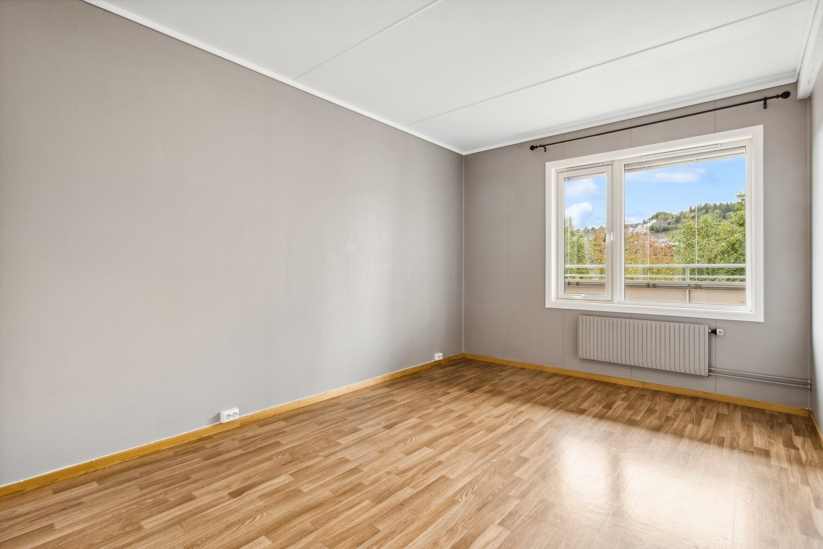 Soverommet er ca 13,2 m² og har et stort garderobeskap. Galleribilde