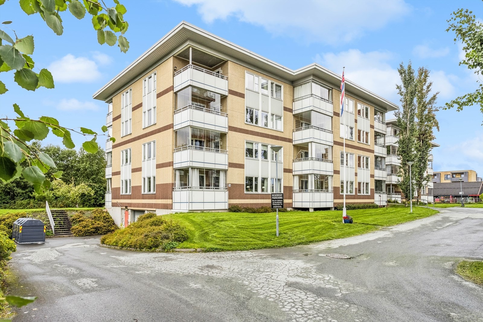 Kun enkeltpersoner over 55 år eller andre personer med pleie- og omsorgsbehov kan kjøpe denne type bolig. Ta kontakt for visning! Galleribilde