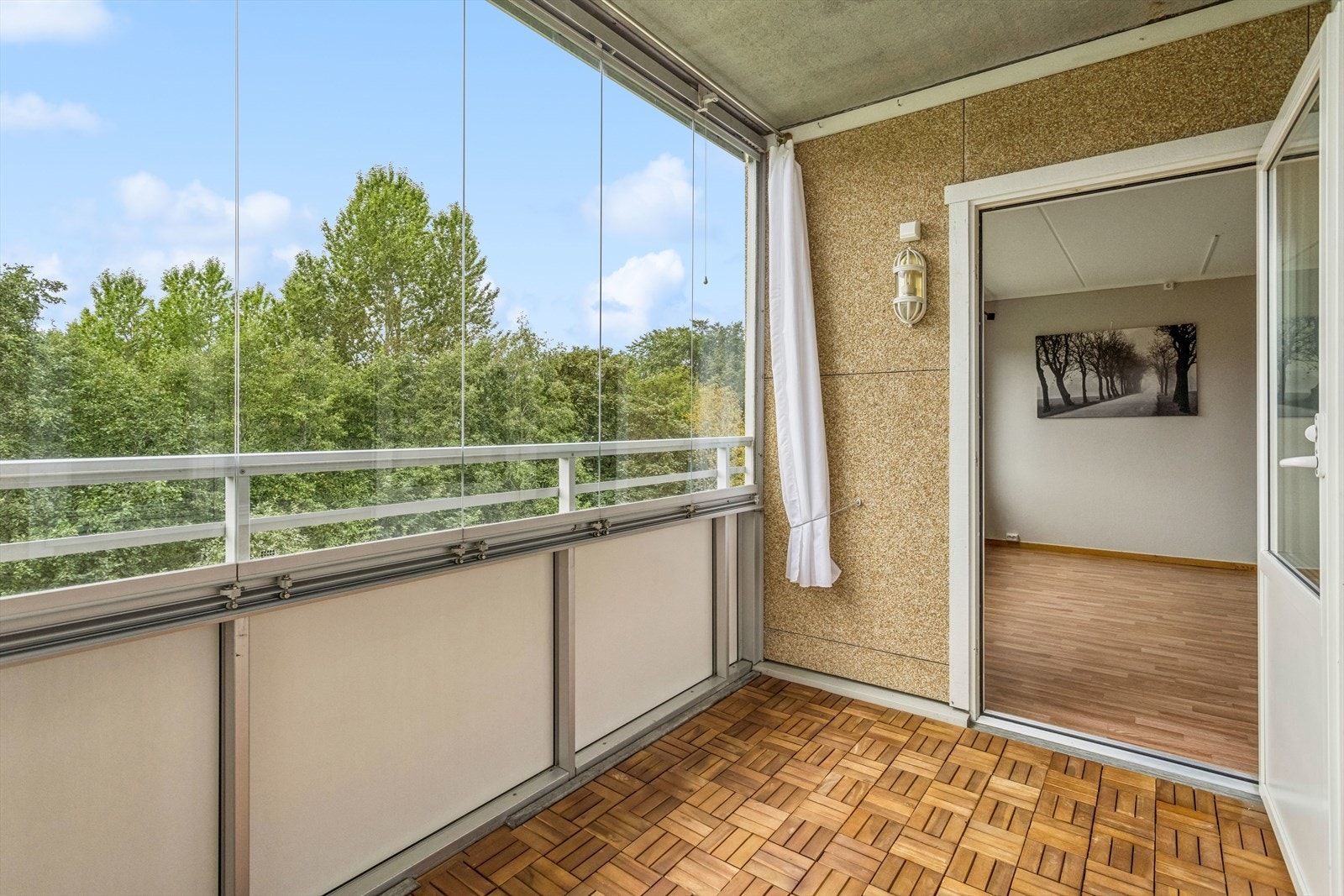 Balkongen har god plass til utemøbler. Galleribilde