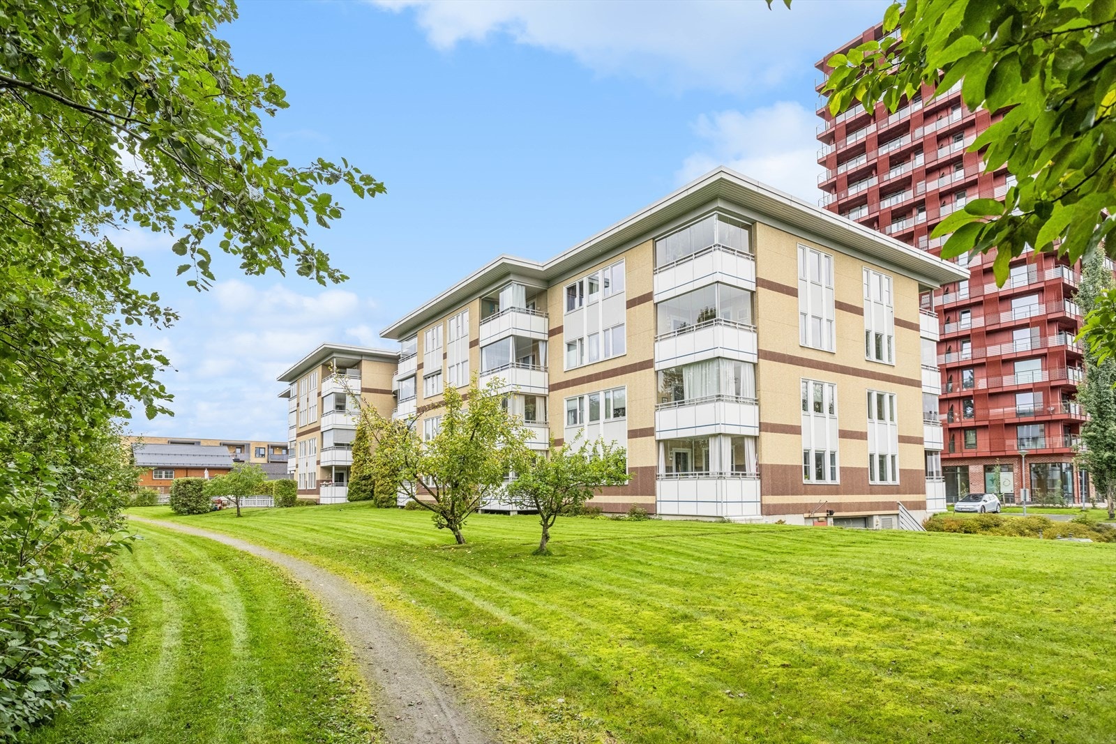 Borettslagets fellestomt er ca 4617 m² og er pent opparbeidet med gangstier og plen med diverse trær og prydbusker. Stien på bildet fører deg direkte ned til Nidelvstien ved Tempebanen - her kan du gå langs elva helt opp til Nedre- og Øvre Leirfoss. Galleribilde