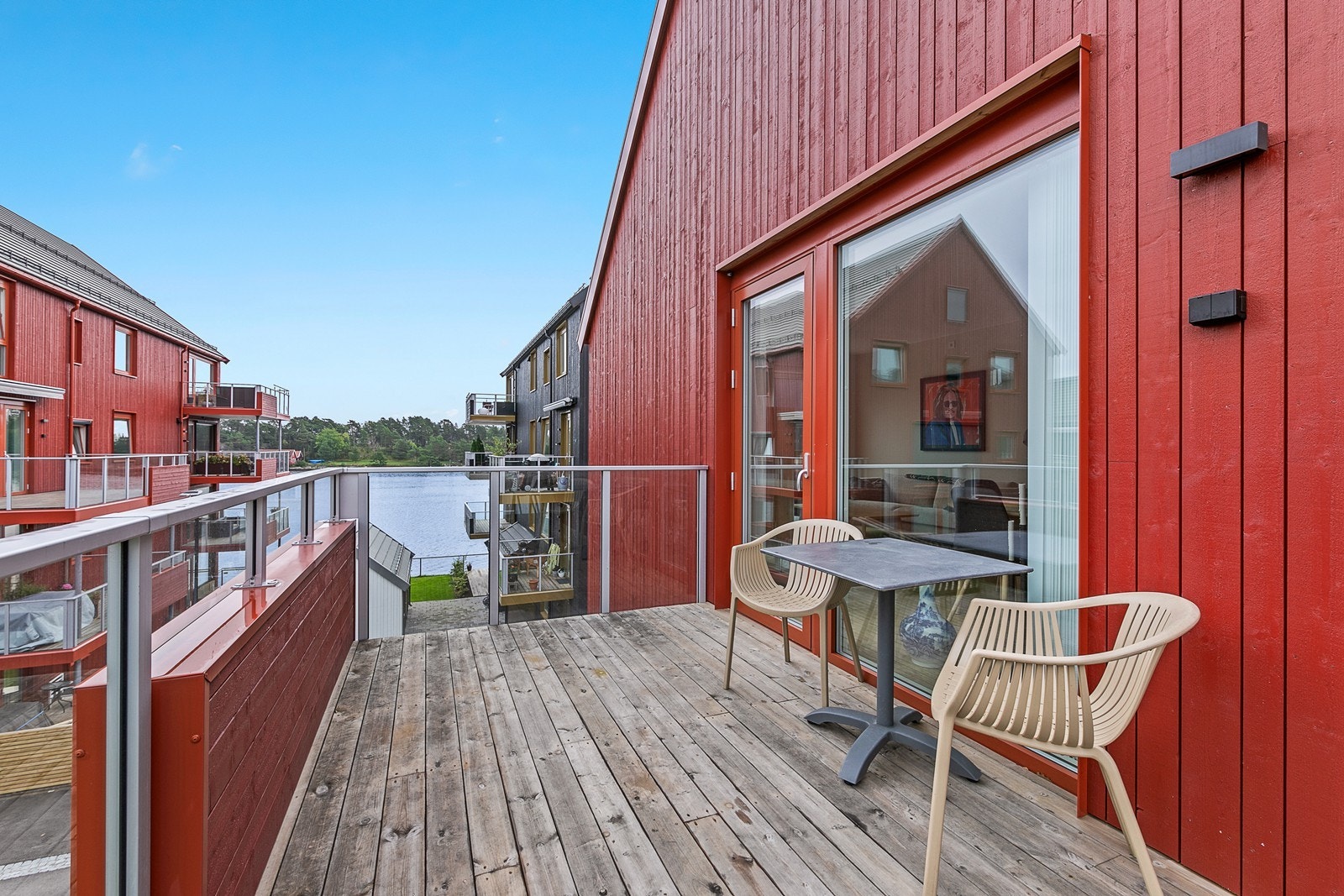 På terrassen er det plass til utemøblement og det er utsikt til sjøen Galleribilde