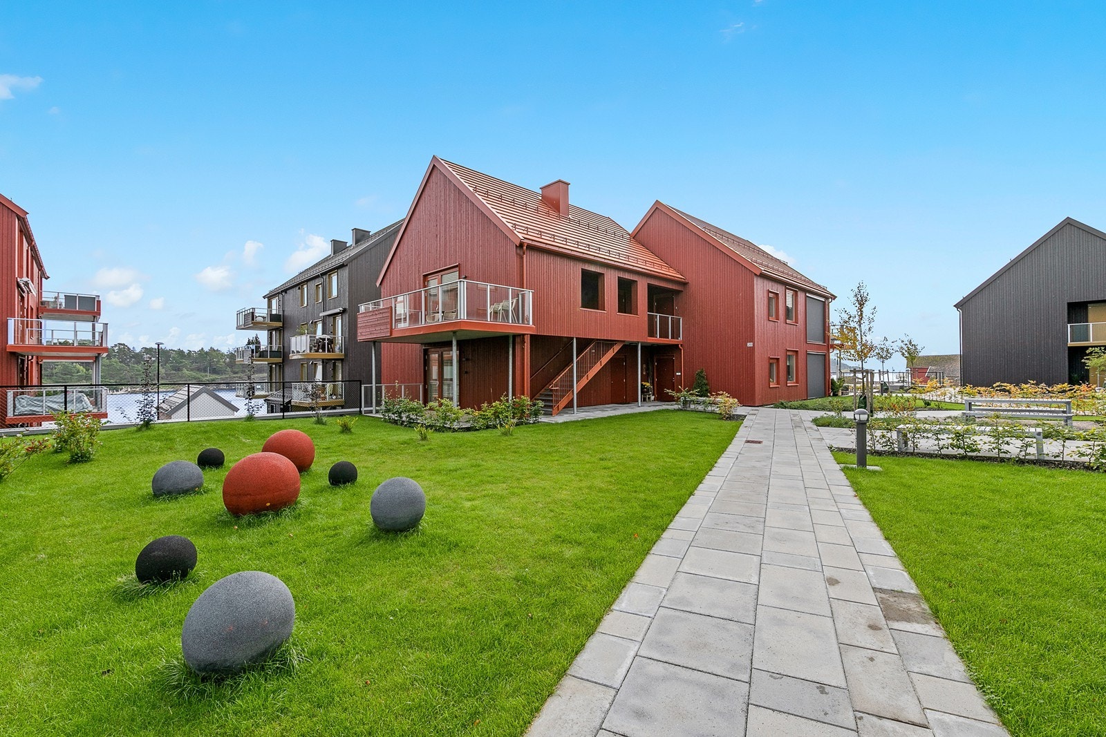 Borettslaget har pent opparbeidede fellesområder med hellelagte stier og gressplener med beplantning og pynt Galleribilde