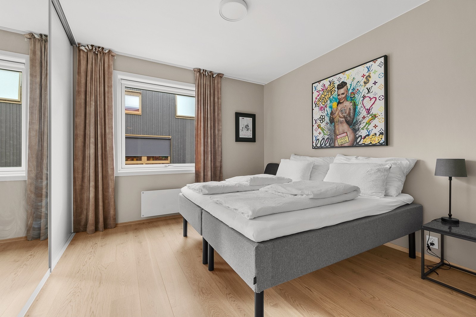 Hovedsoverommet er lunt og luftig, og det er etablert skyvedørsgarderobe Galleribilde