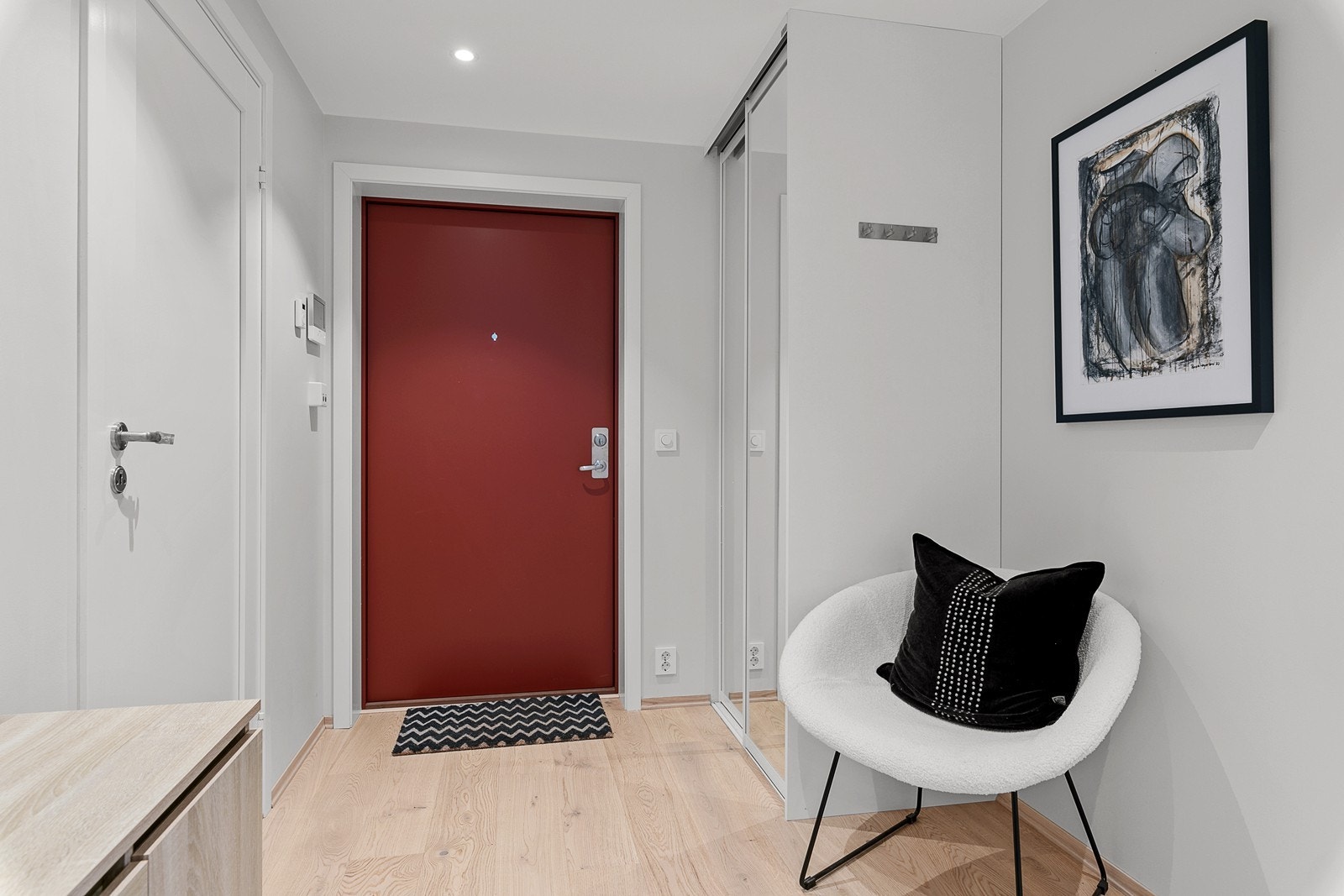 Velkommen inn! Entré med skyvedørsgarderobe og spotter i tak Galleribilde