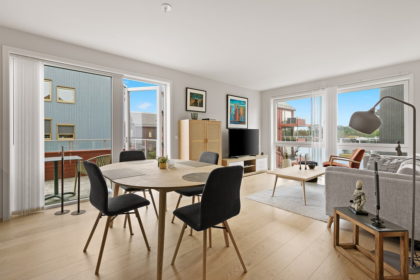 En hyggelig stue med sjøutsikt og videre adkomst til terrasse! Galleribilde