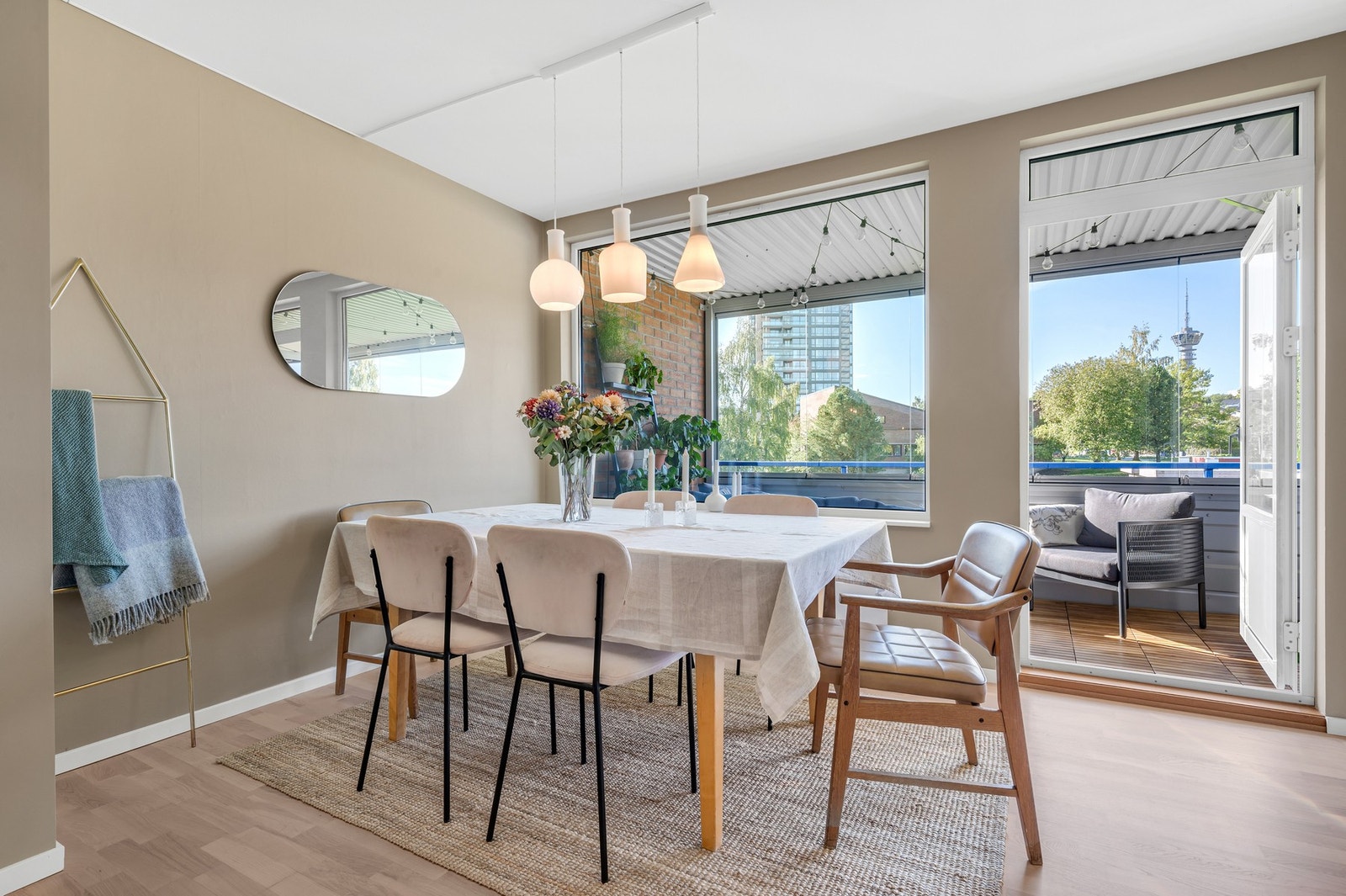 Delikat stue med god plass til både spisebord og sofagruppe. Galleribilde
