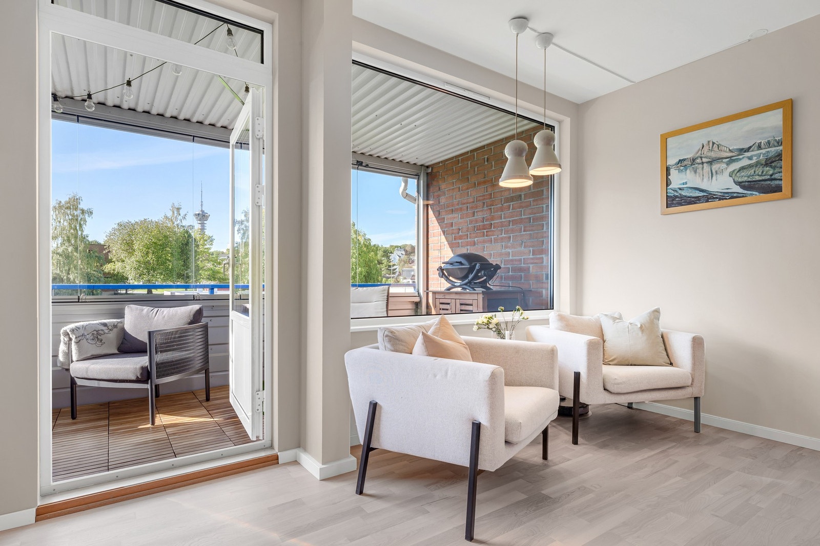 Fra oppholdsrommet har man direkte utgang til en stor innglasset balkong på 10,9 kvadratmeter. Galleribilde