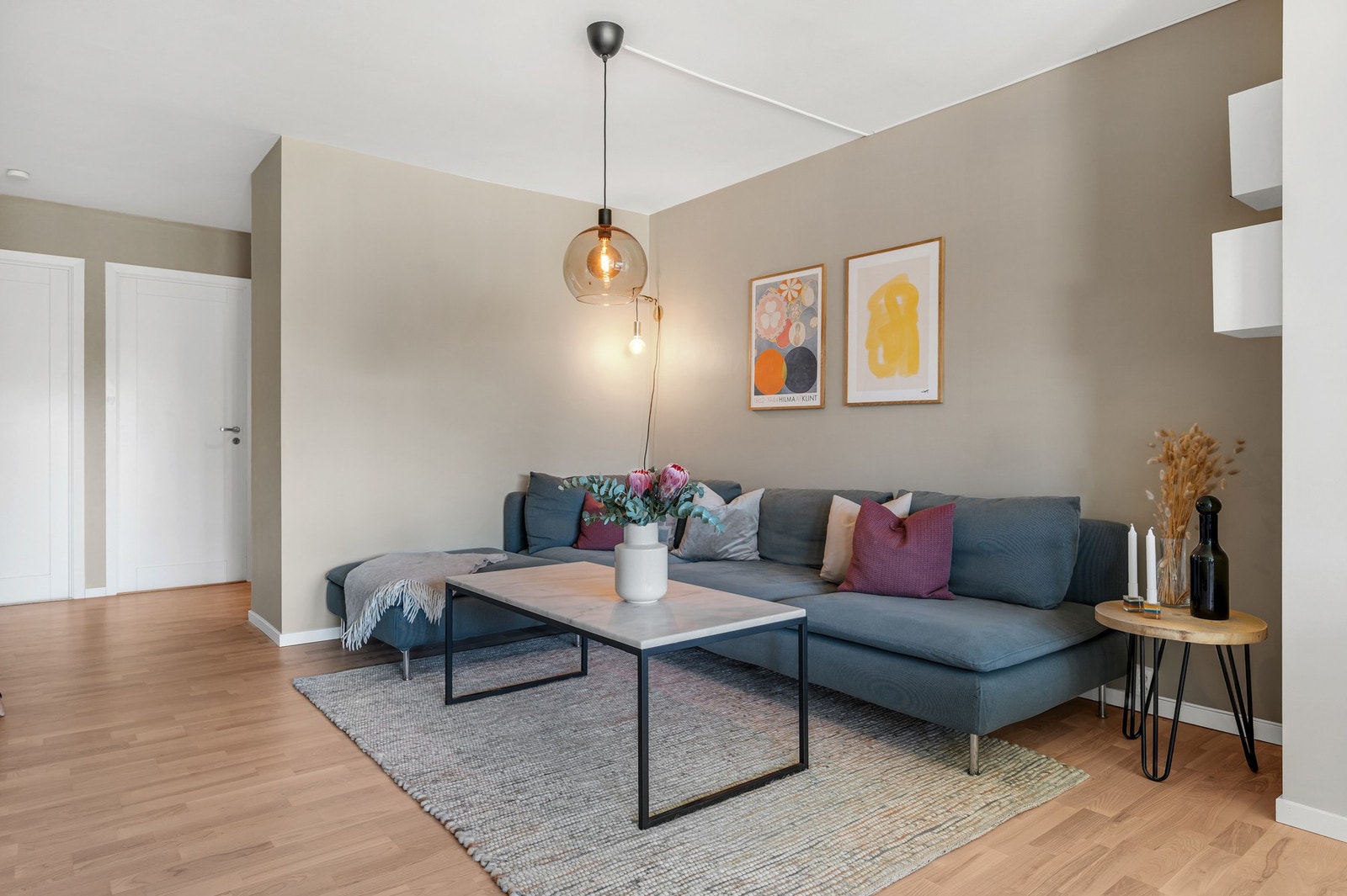 Flott stue som er på 28,2 kvadratmeter, og er lett å innrede. Galleribilde