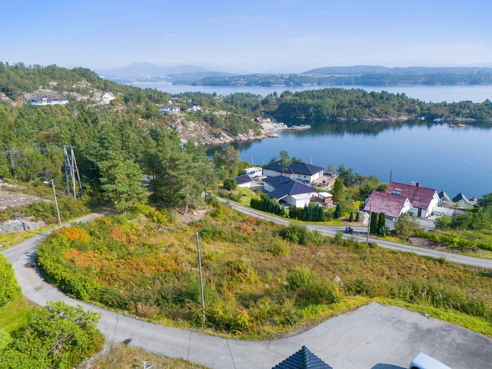 Eiendommen har nydelig utsikt mot Vågen, innseilingen til Bergen med forbigående Cruisebåter, Flesland & fjellene mot Folgefonna. Galleribilde