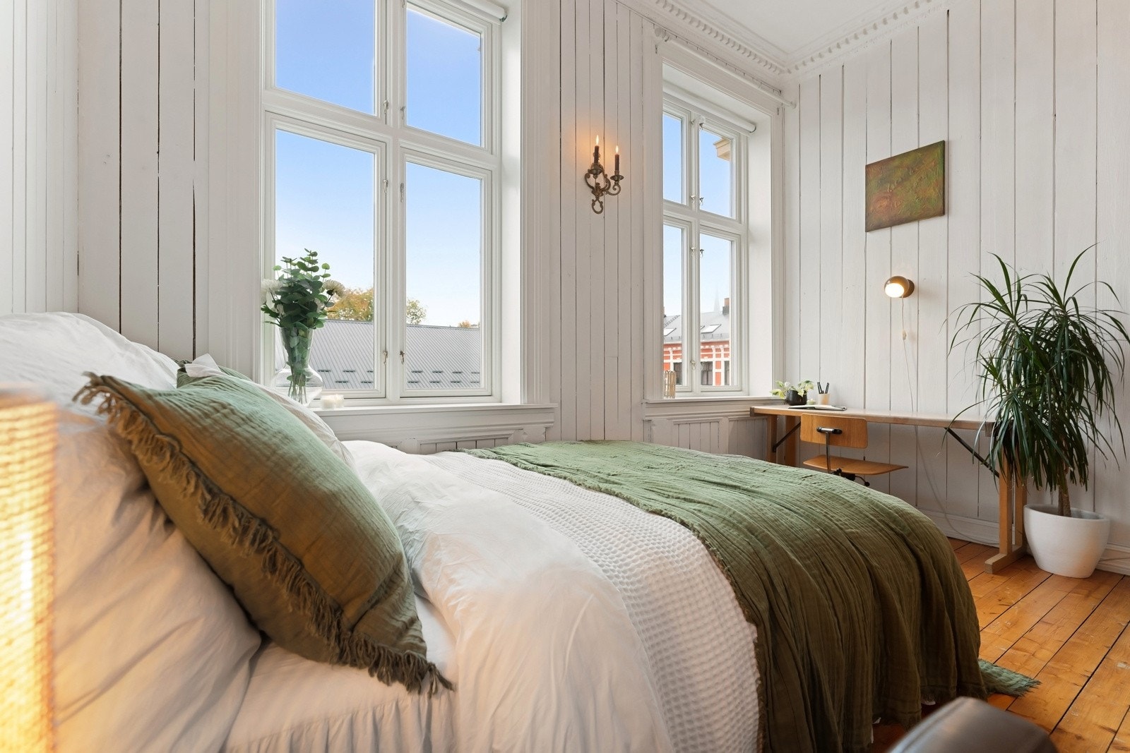 De store vindusflatene slipper inn mye naturlig lys luftig. Nyere vinduer fra 2022 Galleribilde