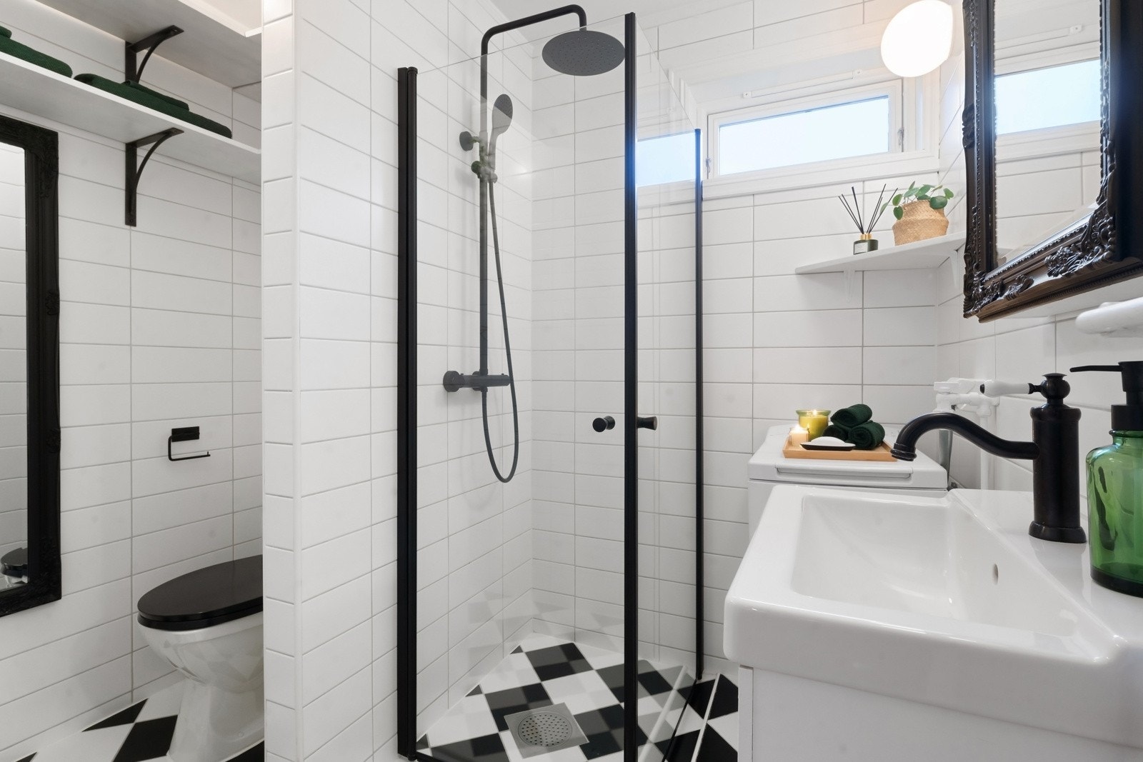 Badet har flislagte overflater og varmekabler som ble oppgradert i 2008/09 Galleribilde