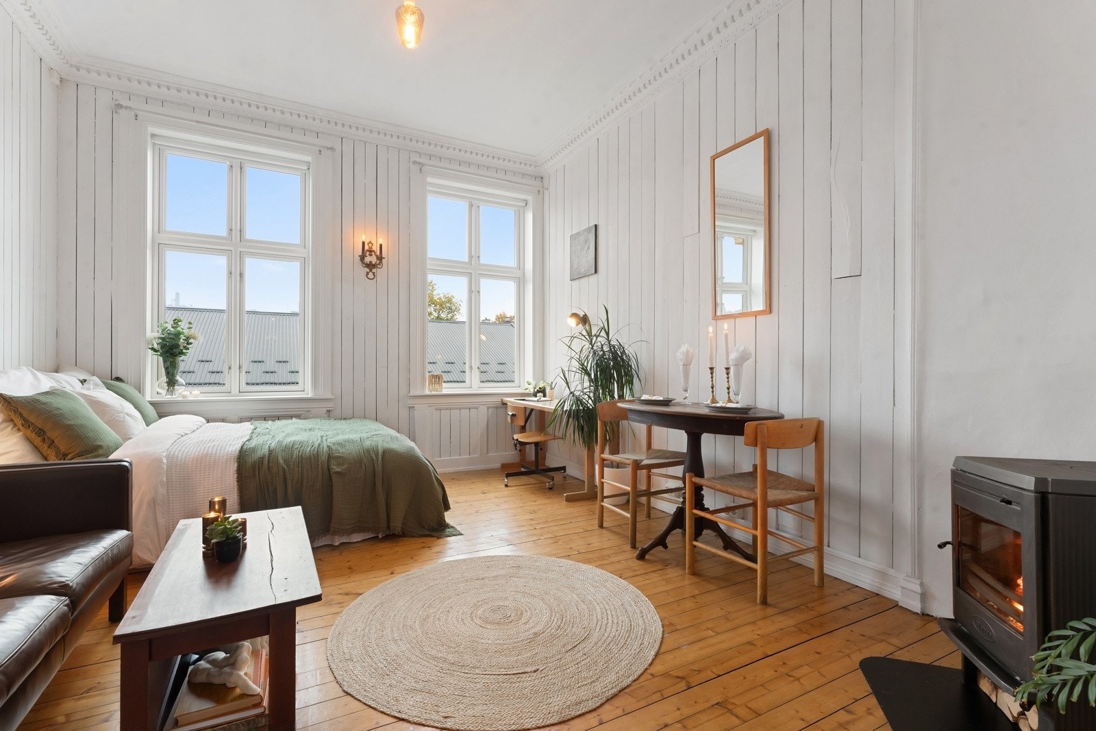 Stuen er koselig og har masse sjarm, med gulv av heltre og peis Galleribilde