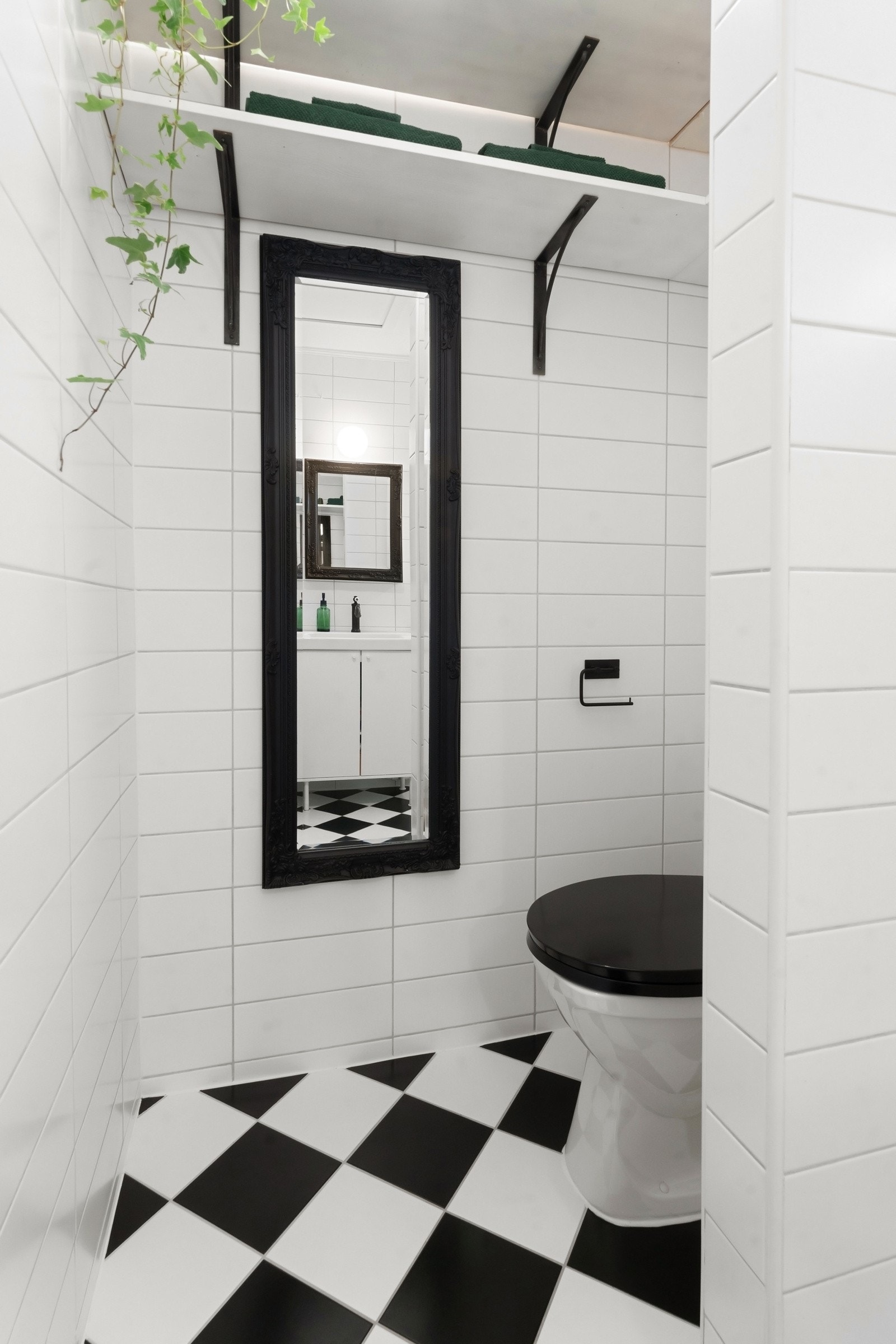 I 2021 ble badet oppgradert med nye dusj dører og øvrig utstyr med svarte detaljer Galleribilde