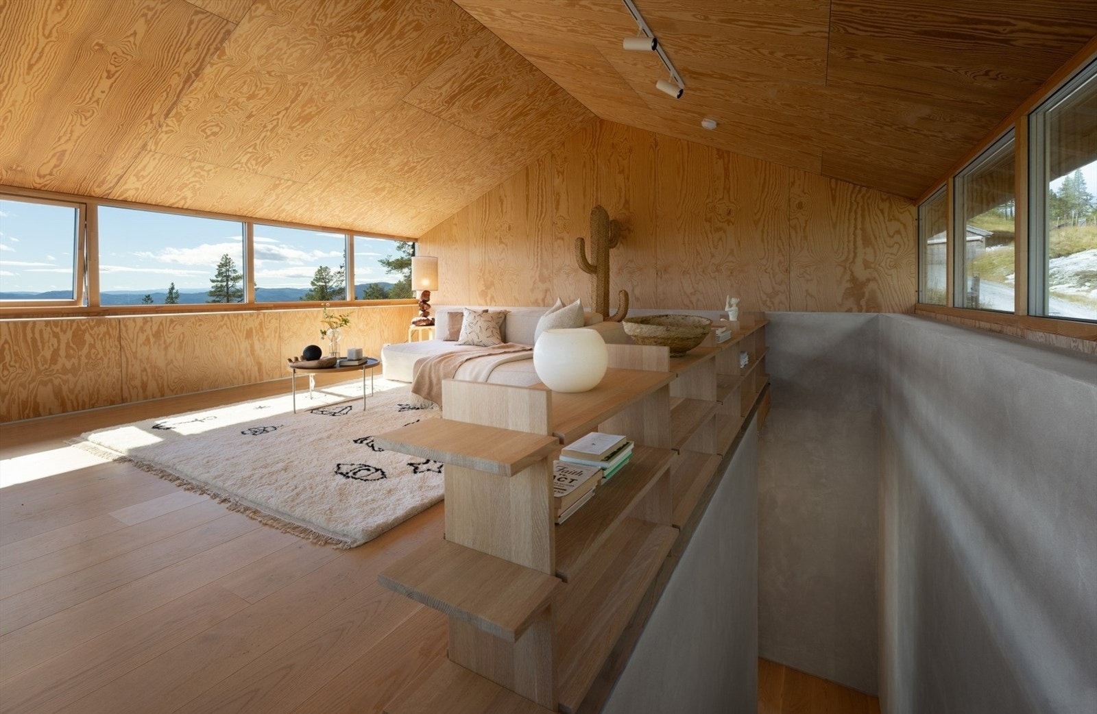 I loftsetasjen er det muligheter for å trekke seg tilbake, hvor panoramavinduet gir en fantastisk utsikt mot den majestetiske Gaustatoppen. Galleribilde