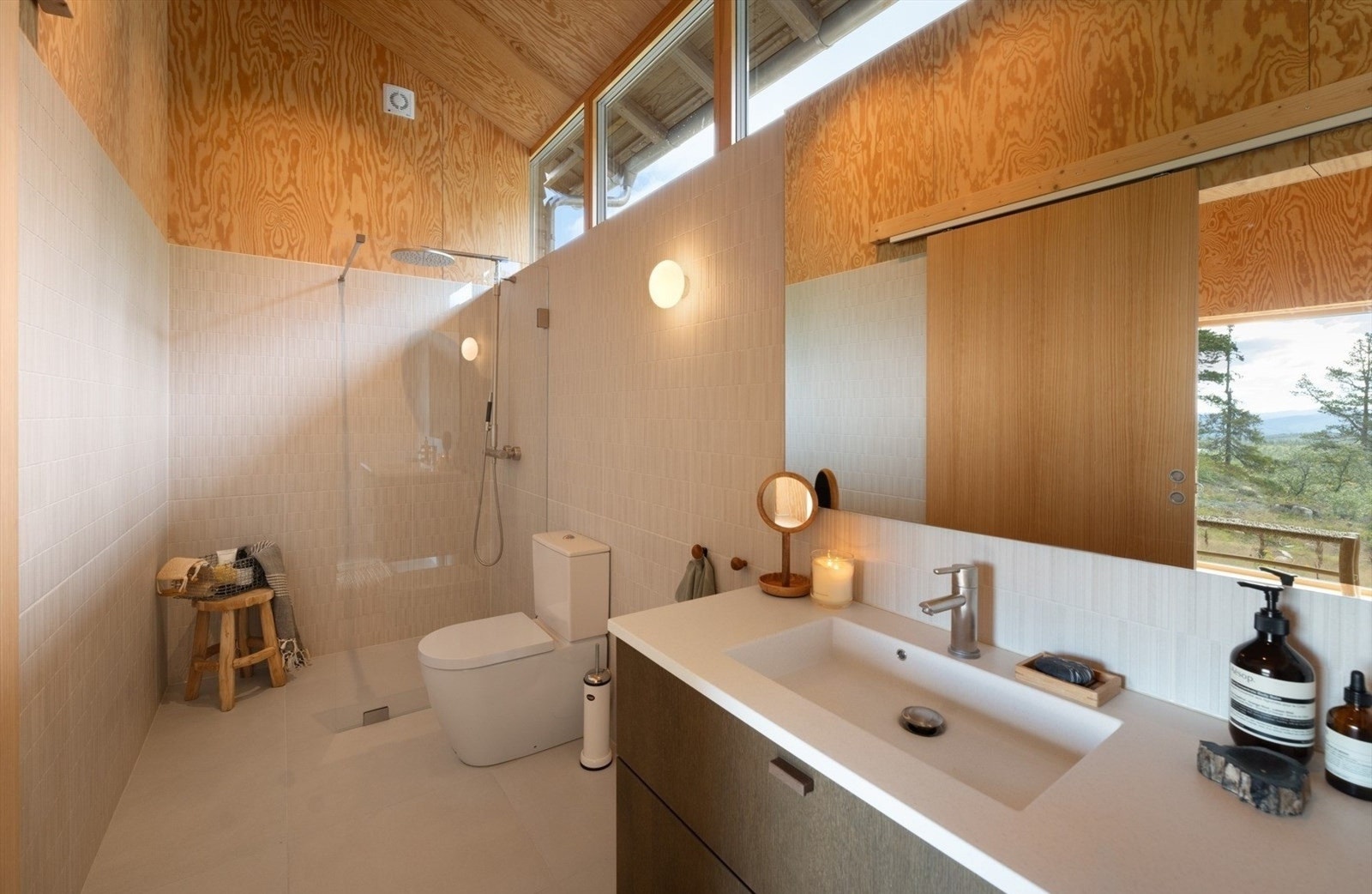 Tiltalende og romslig baderom i en suite-løsning. Galleribilde