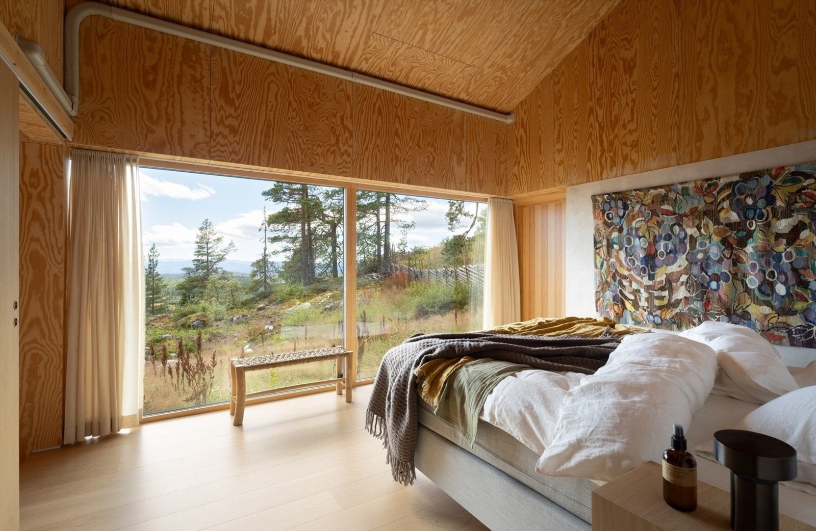 Hytten har tre romslige soverom hvorav samtlige har direkte utgang til terrasse, og storslått utsikt mot Gaustatoppen. Galleribilde