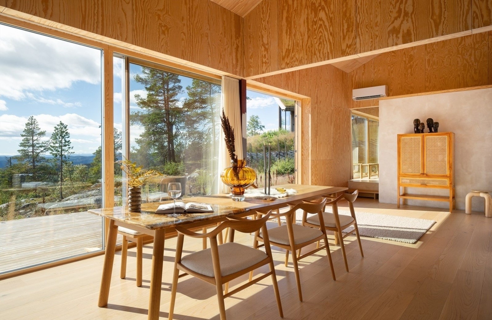 Hytten gir deg en moderne og avslappende atmosfære for ditt fristed midt i naturen. Galleribilde