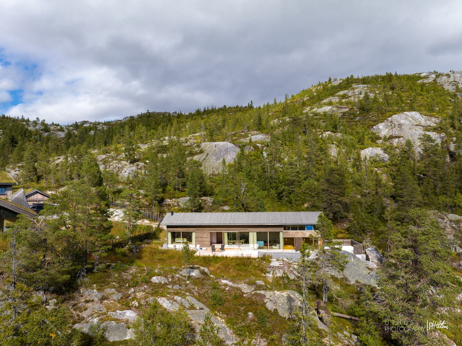 Hytten er bygget til tomtens skiftende terreng, noe som gir fire naturlige nivåer innvendig. Galleribilde