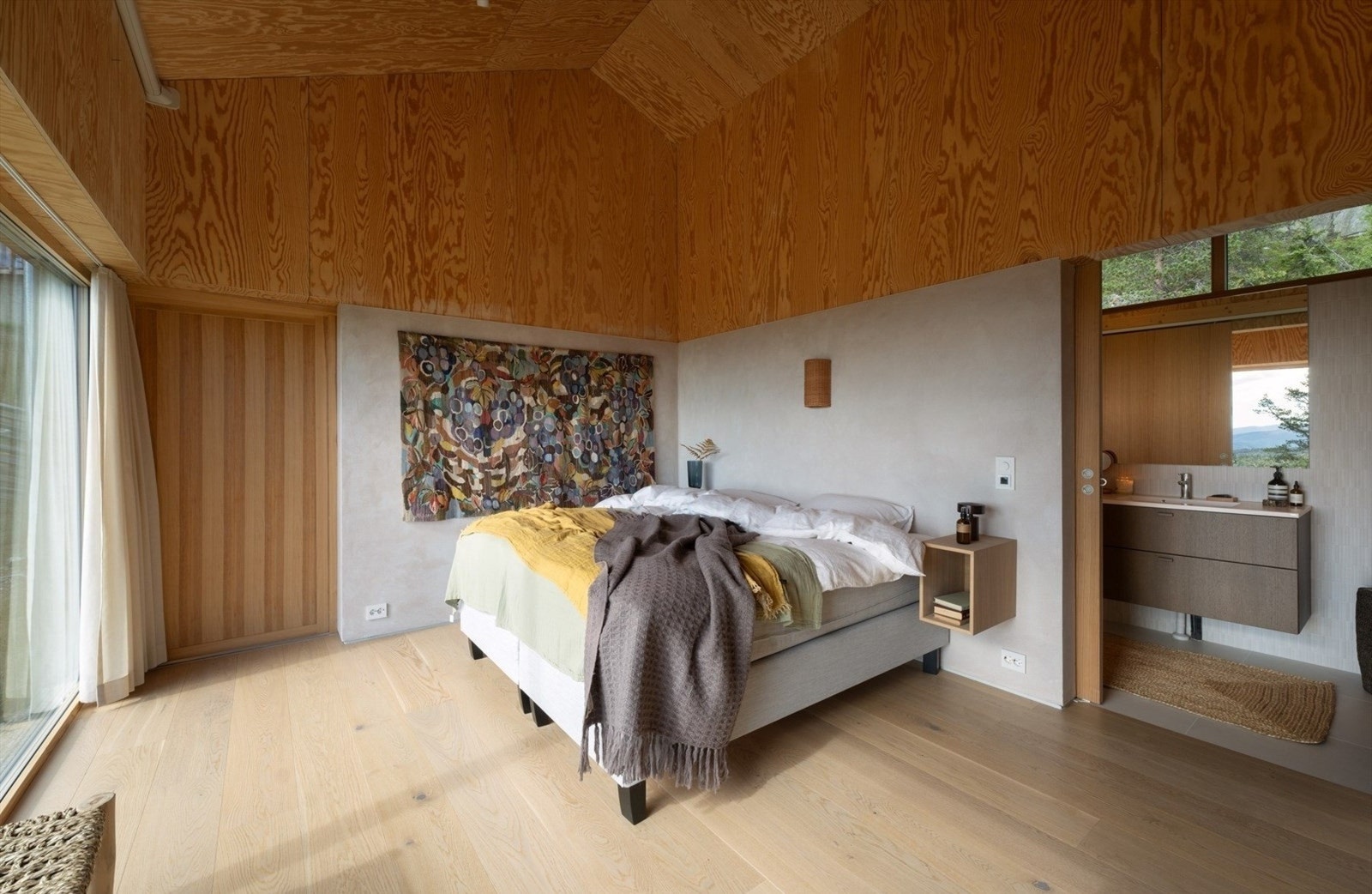 Lekkert hovedsoverom med en suite-bad. Galleribilde