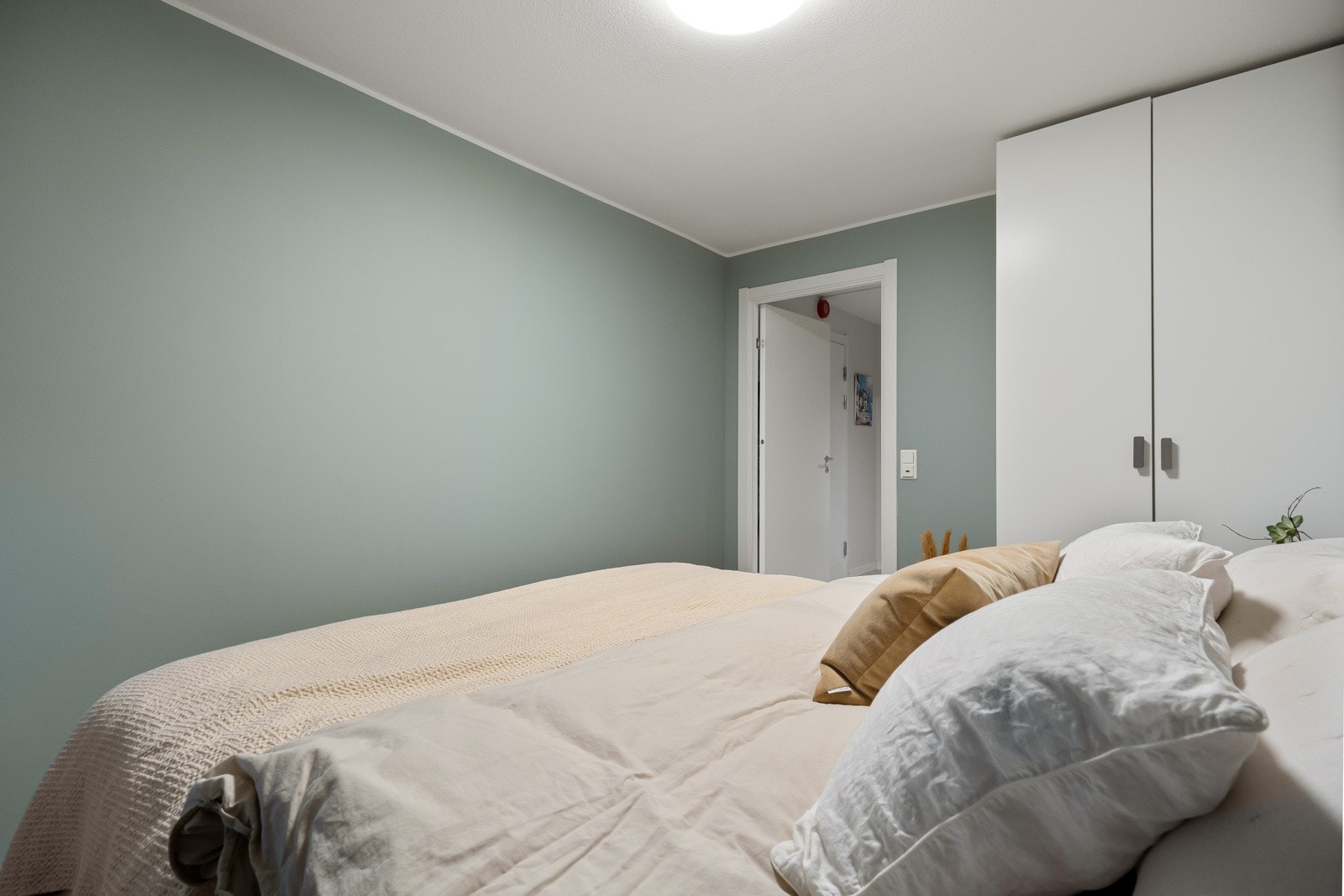Rommet har også vindu mot stille og rolige uteområder. Galleribilde
