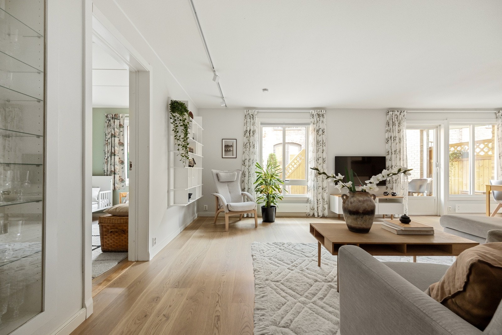 Leiligheten har en stor og god stue, så det er naturlig å fortsette her inne. Galleribilde