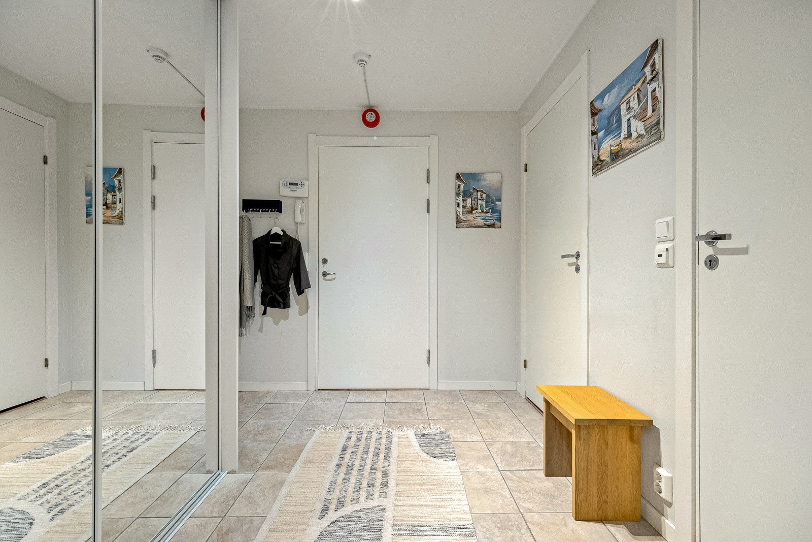 Den gode følelsen starter allerede i det man kommer inn, i leilighetens romslige entré. Her er det rikelig med plass til oppbevaring i stor skyvedørsgarderobe. Galleribilde