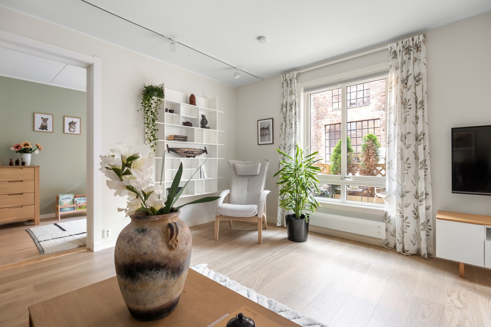 De store vindusflatene gir godt med lysinnslipp og skaper en luftig og behagelig atmosfære. Galleribilde