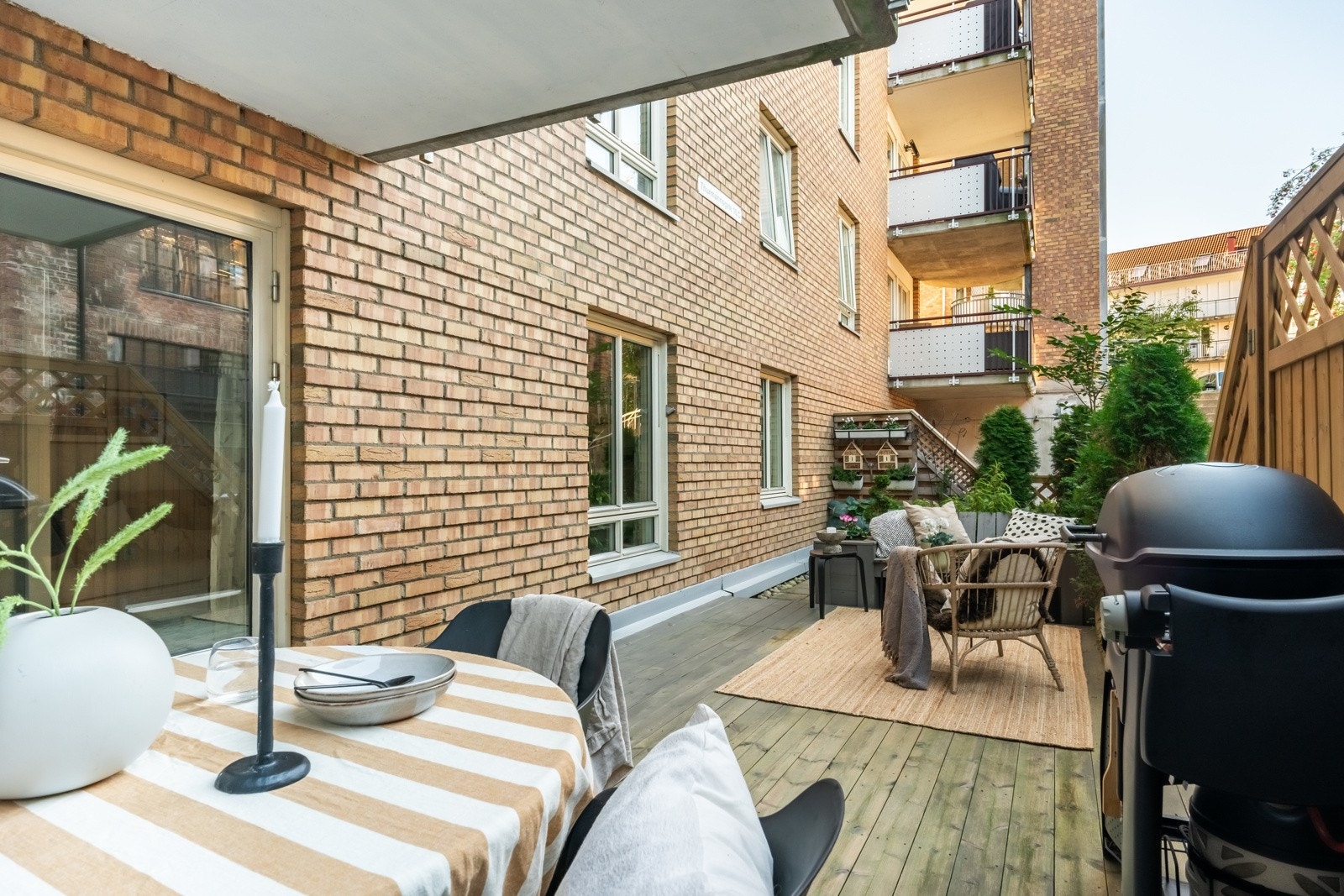 Terrasseplattingen er oppmålt til 21 kvm, mens hele uteplassen er målt til 33 kvm. Luksus! Galleribilde