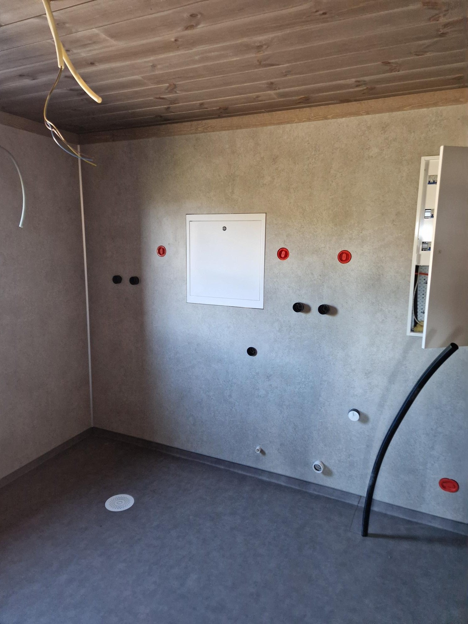 Stort og romslig teknisk/vaskerom med egen inngang Galleribilde