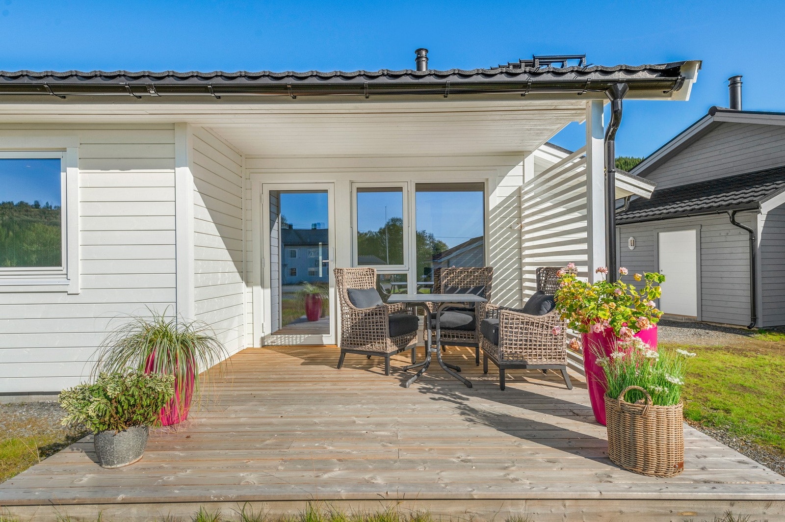 Flott overbygd markterrasse med gode solforhold. Galleribilde