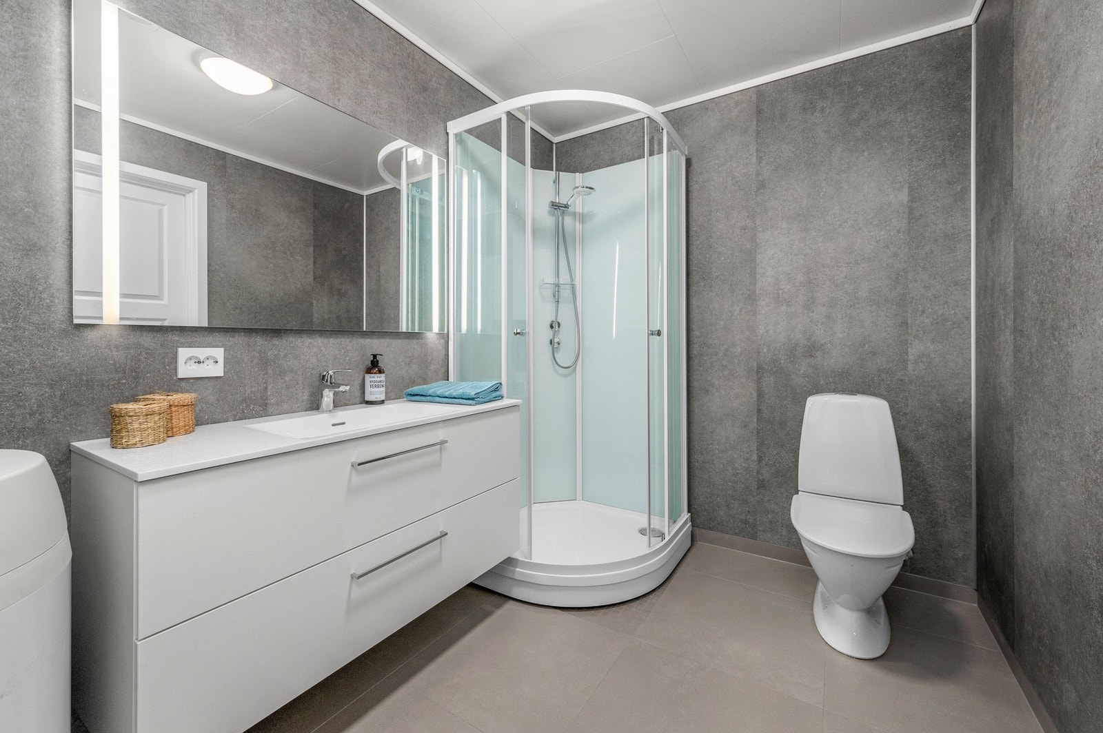 Pent og moderne bad med opplegg for vaskemaskin. Galleribilde