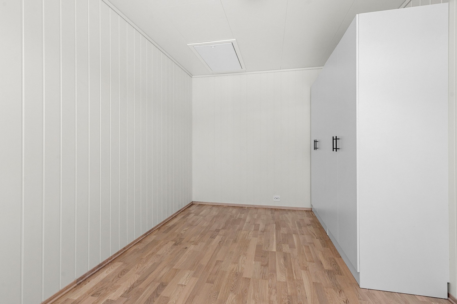 Hovedsoverom på hele ca. 11 kvm. Garderobeskap medfølger. Galleribilde