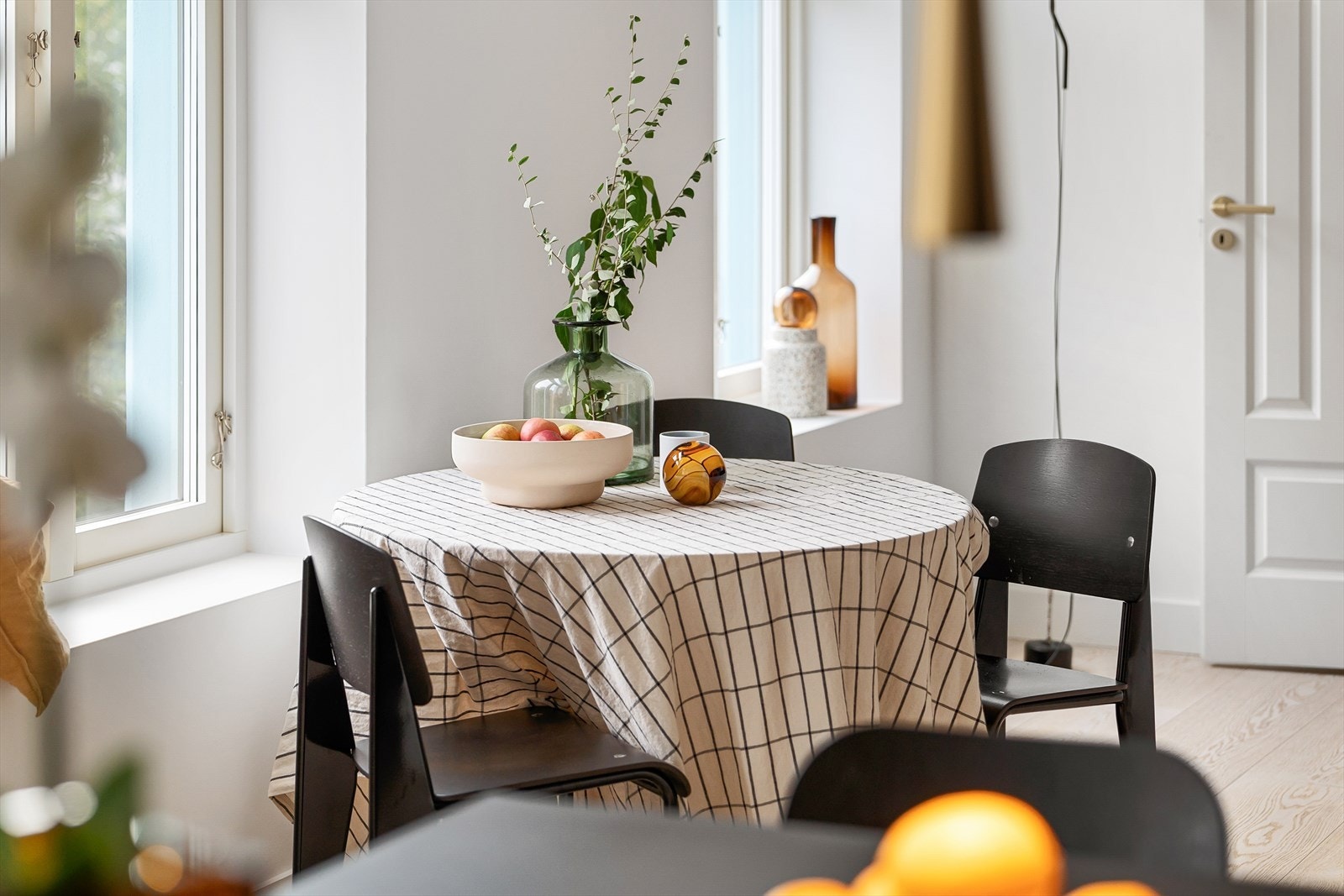 I stuen har du plass til et hyggelig spisebord Galleribilde