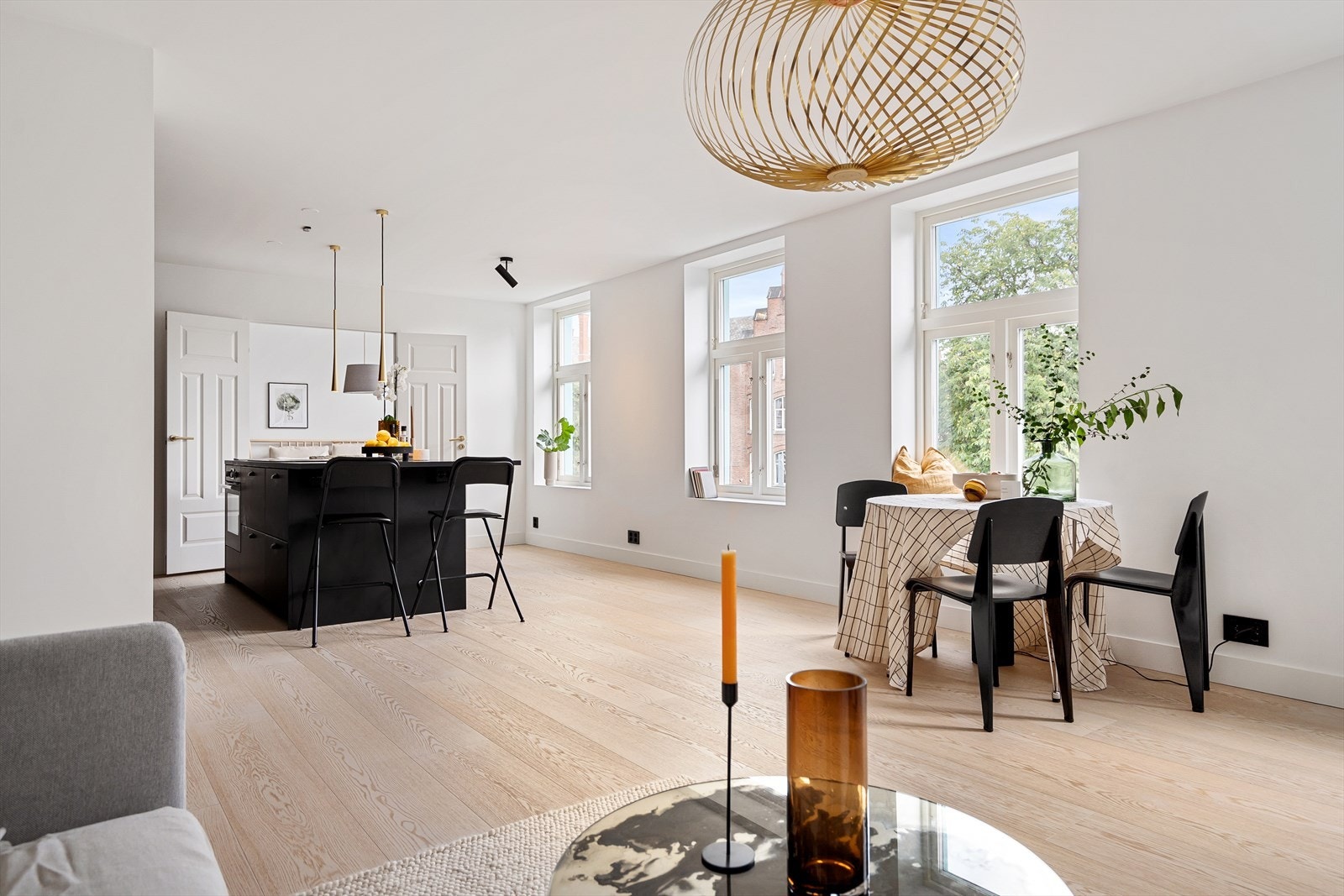 Stuen føles lys og luftig takket være det gode lysinnslippet fra flere store vindusflater. De dype vinduskarmene er ideelle for planter og dekorasjoner Galleribilde