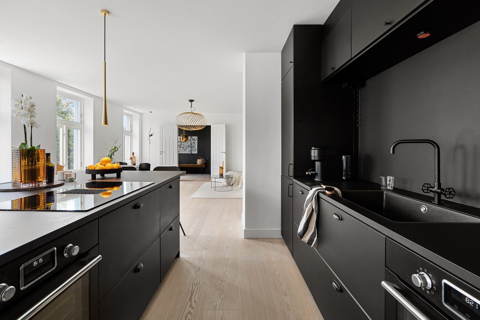 Det er integrert oppvaskmaskin, kjøl/fryseskap, platetopp og stekeovn Galleribilde