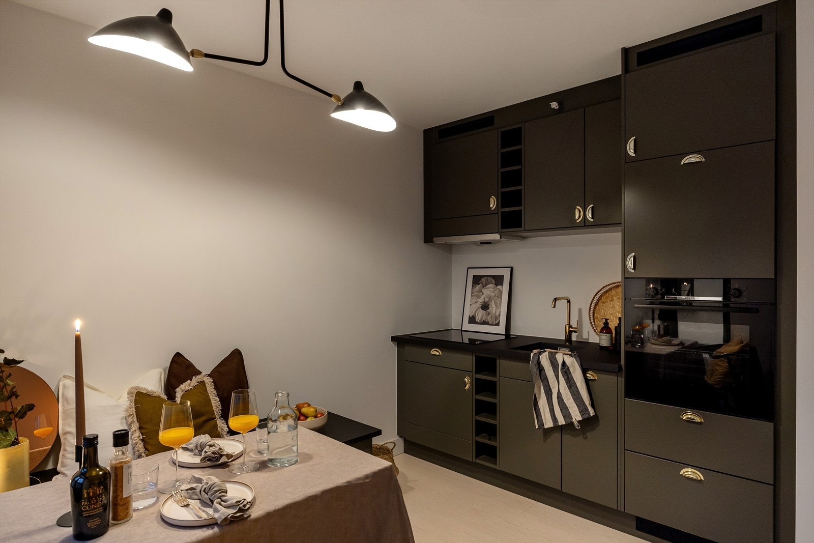 Pen kjøkkeninnredning fra Epoq med glatte laminerte fronter, laminert benkeplate som har nedsenket oppvaskkum med ettgreps blandebatteri fra Damixa Galleribilde