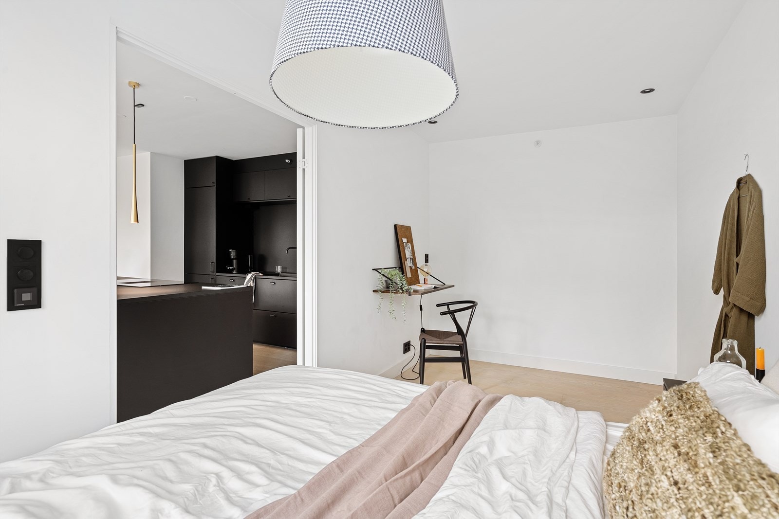 Rommet har flere innredningsmuligheter med plass til skrivepult og garderobeskap Galleribilde