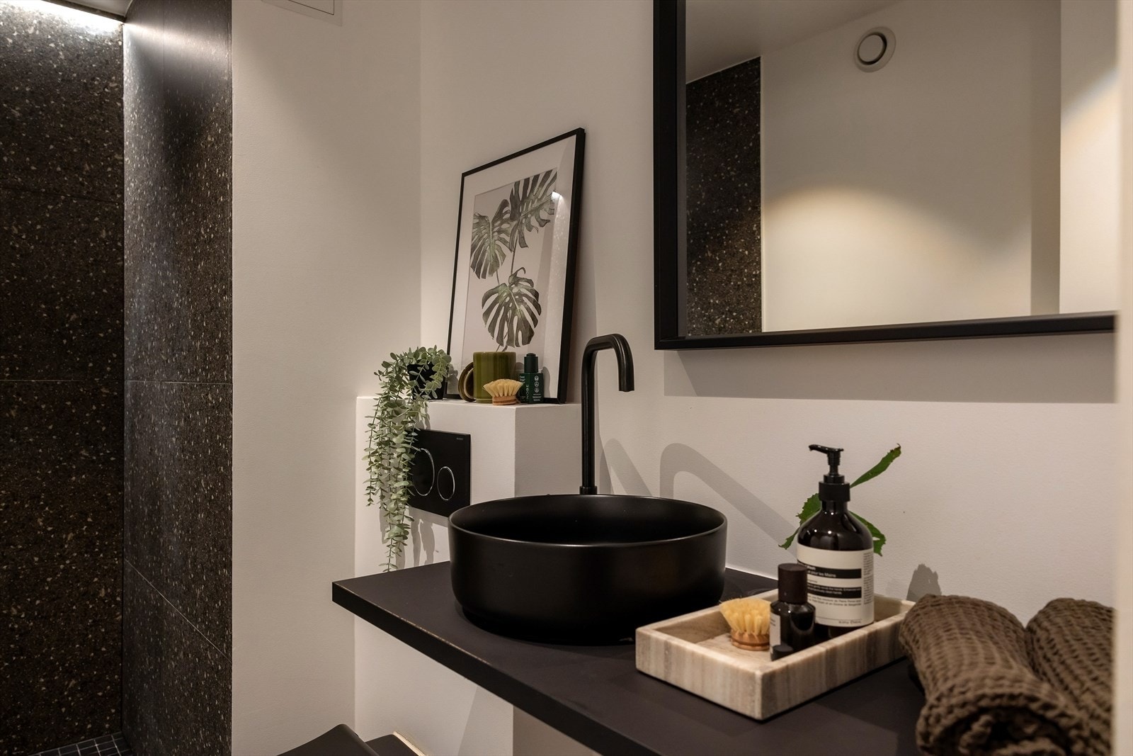 Utstyrt med rørfordelingsskap, stoppekran, naturlig avtrekk, åpen dusj, veggmontert wc og servant med togreps blandebatteri. Gulvvarme Galleribilde