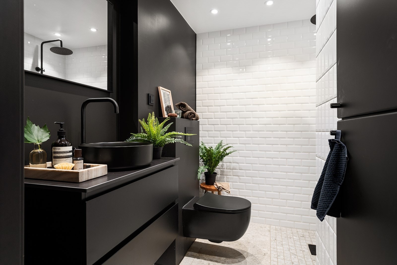 Nydelig og moderne bad fra 2020 med tidløst design Galleribilde