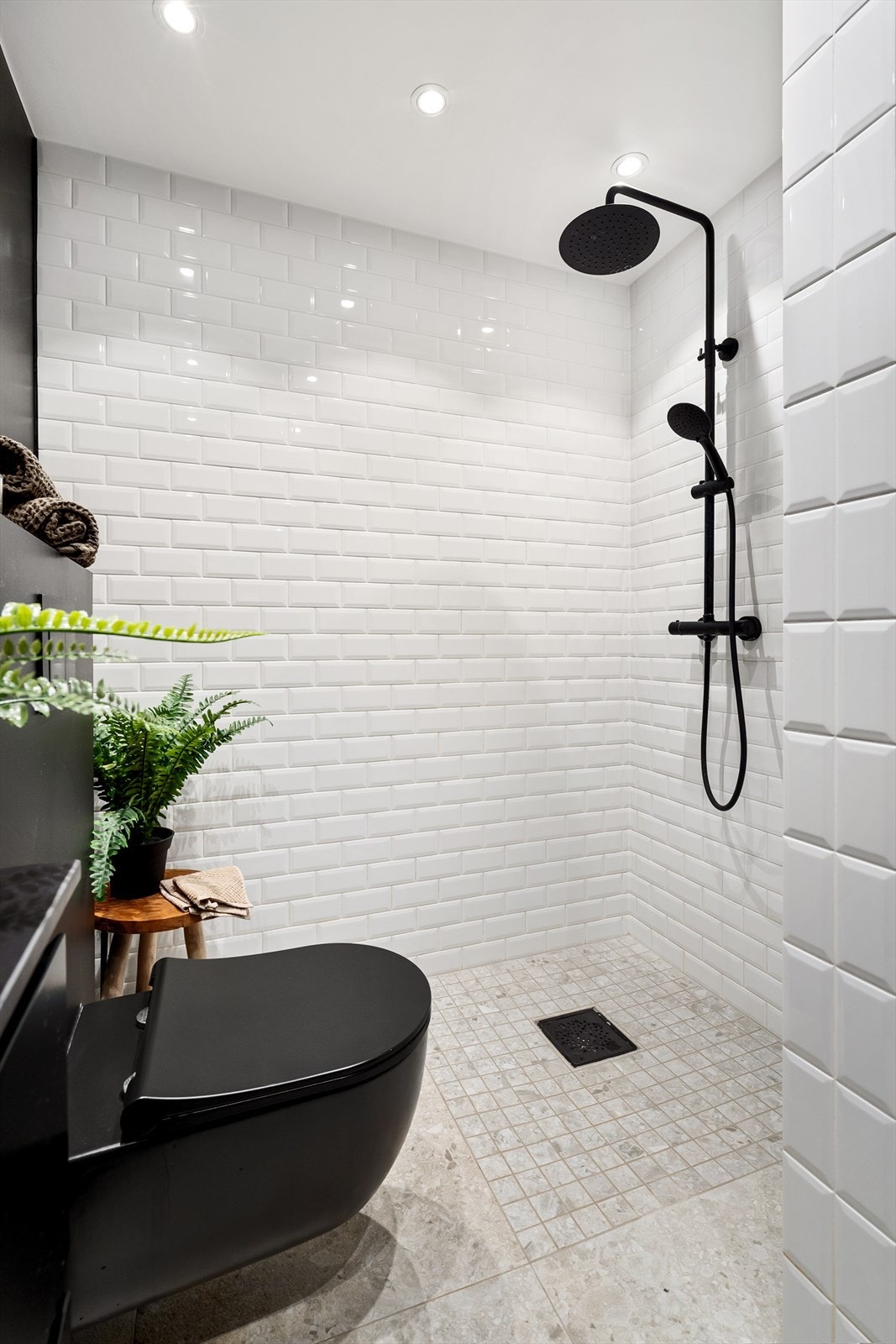 Rommet er utstyrt med naturlig avtrekk, rørfordelingsskap, stoppekran, bereder, åpen dusj, veggmontert wc og servantskap med togreps blandebatteri Galleribilde