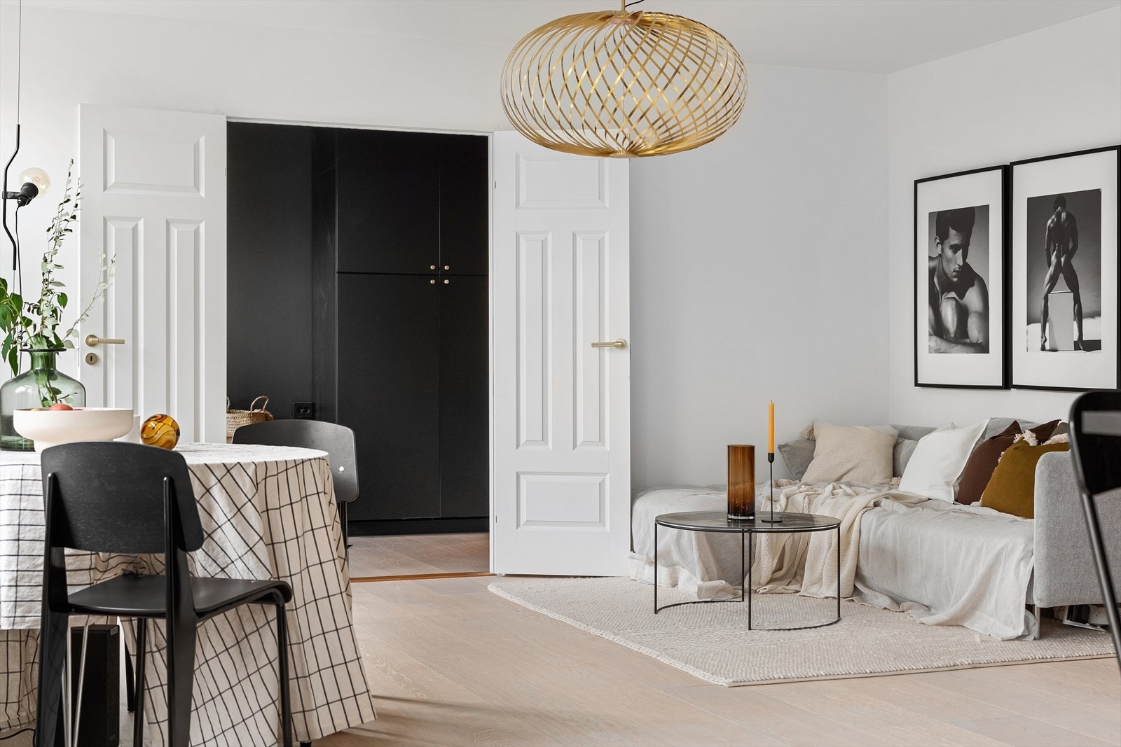 Hyggelig sofakrok med god plass til en større sofa Galleribilde